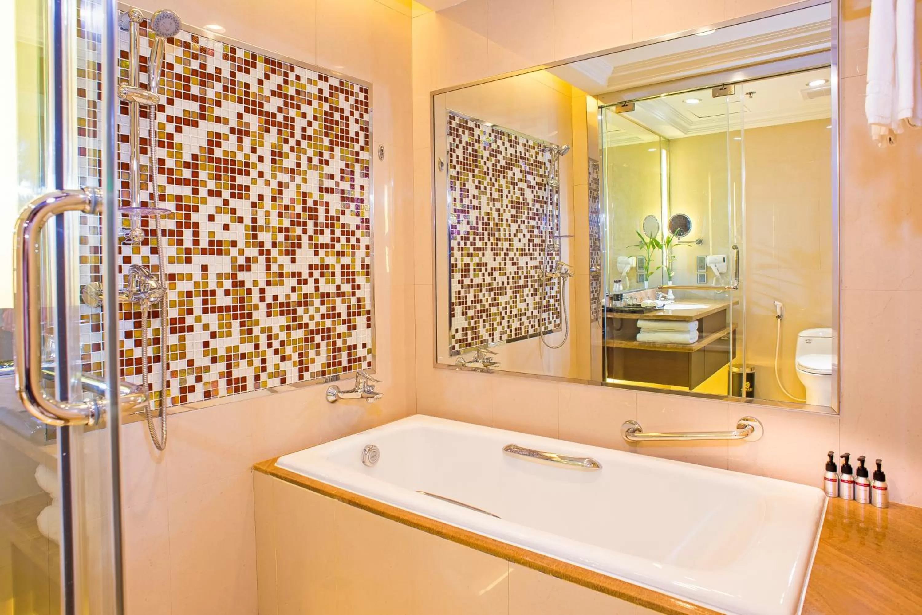 Shower in Royal Halong Hotel