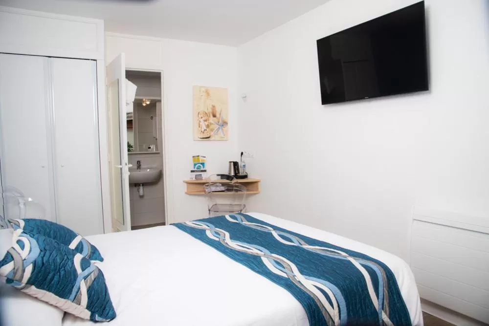 Bed in Hotel Les Dunes