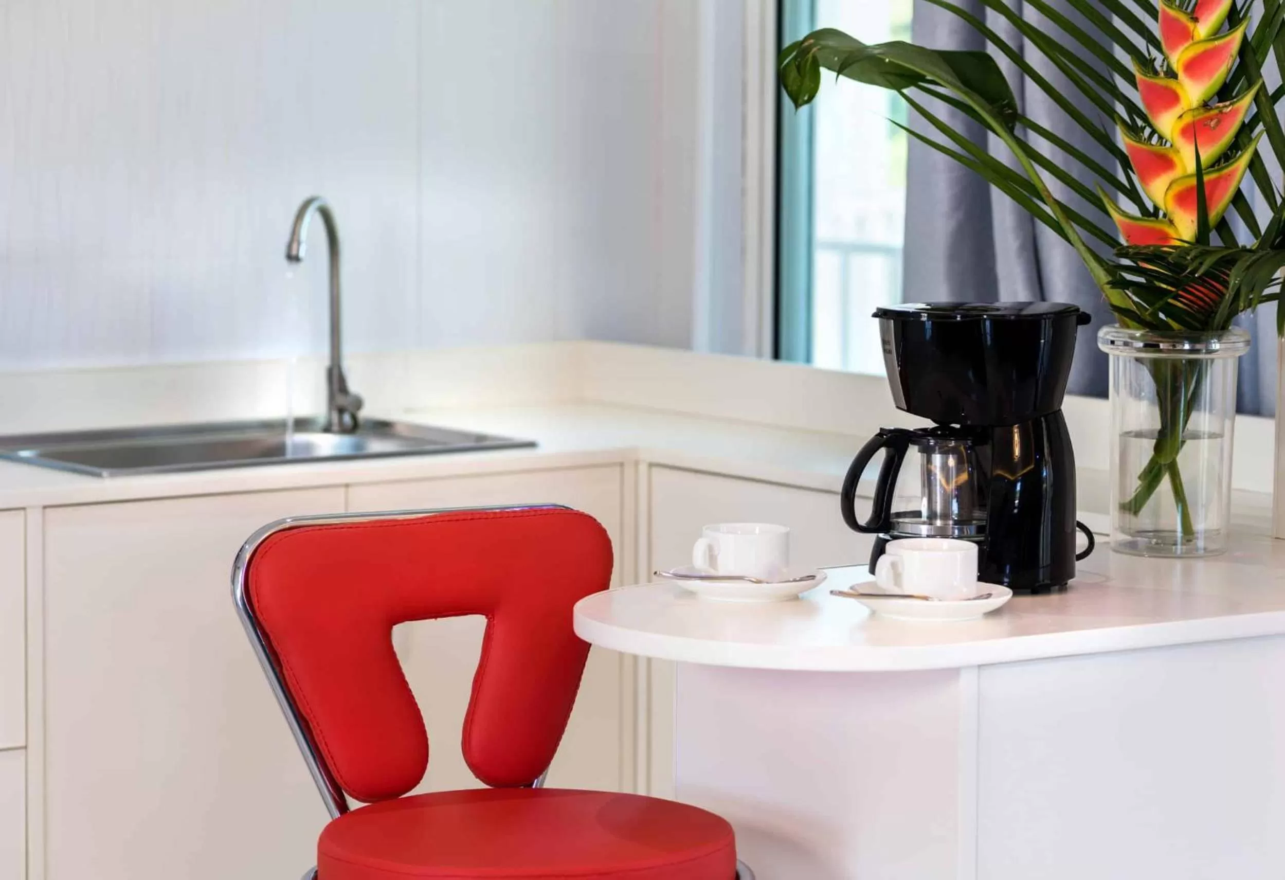 Coffee/tea facilities, Kitchen/Kitchenette in Riverside Hotel