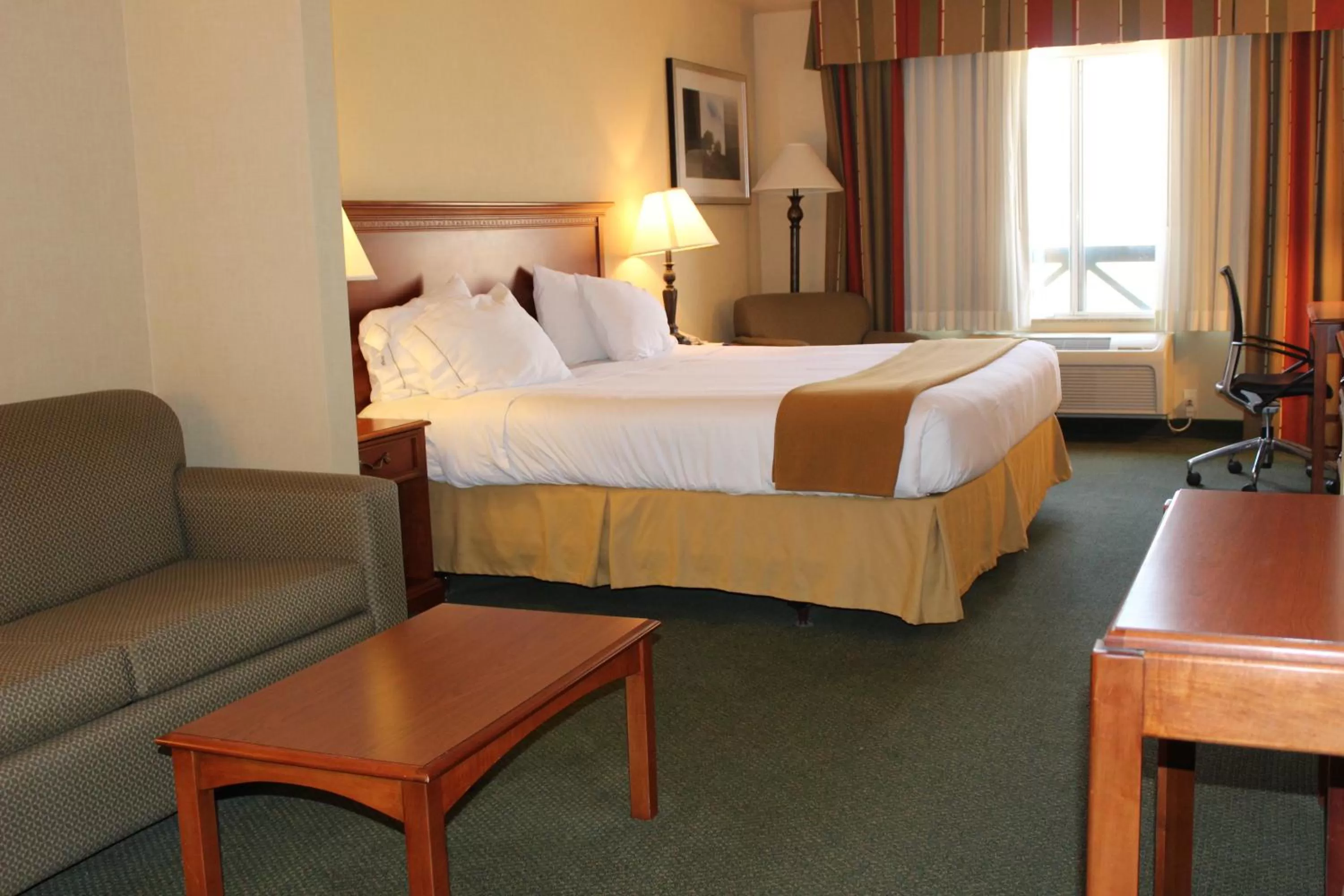 Bed in Holiday Inn Express Tehachapi by IHG