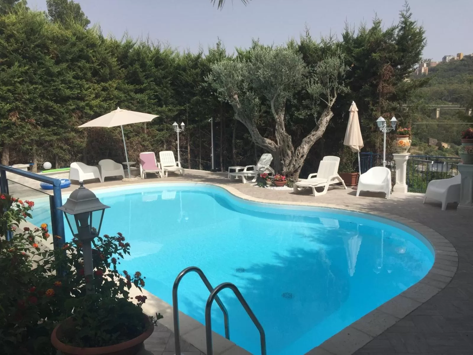 Pool view in B&B Villa del Sole Relais