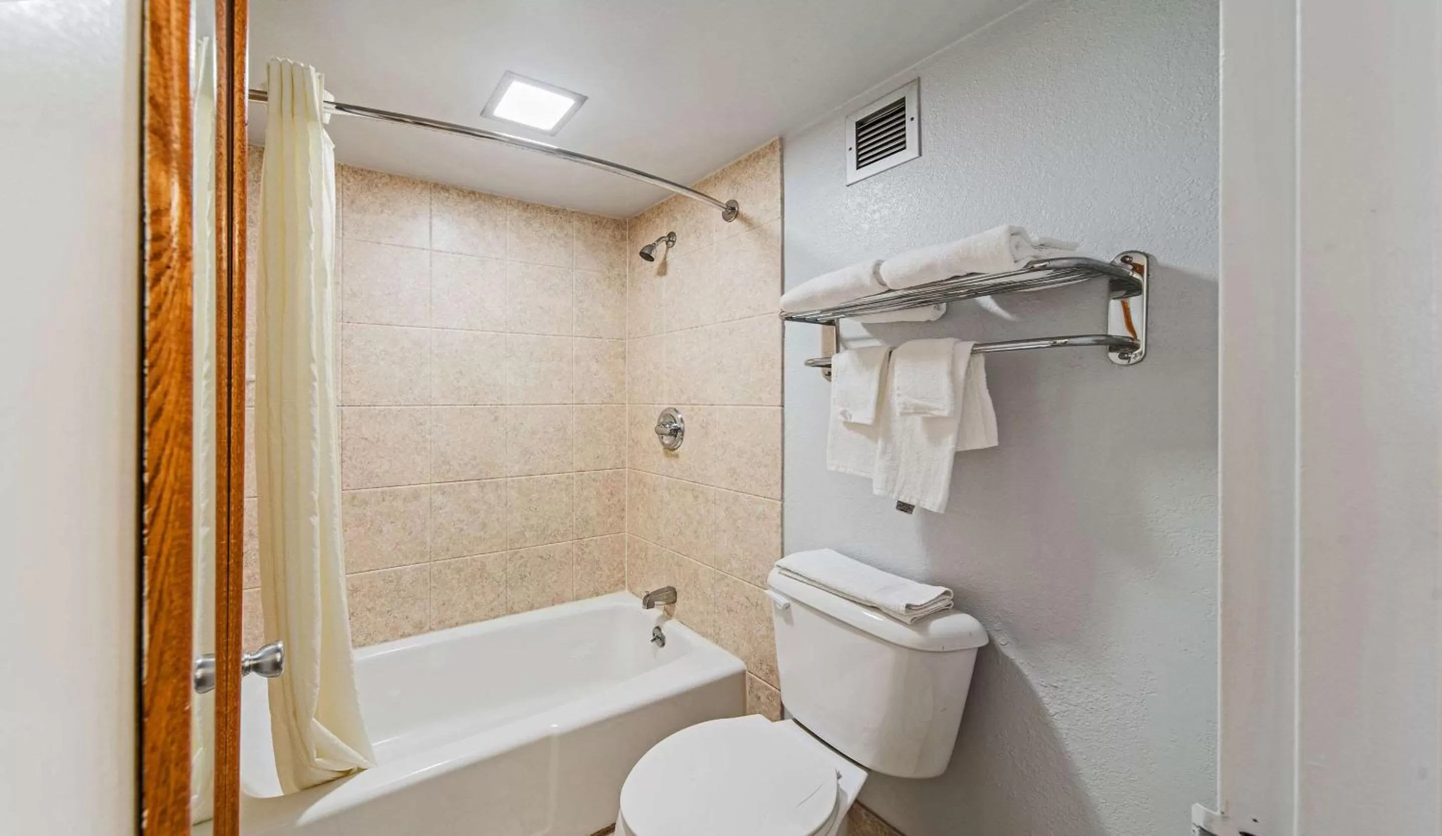 Bedroom in Econo Lodge Inn & Suites Near Bricktown