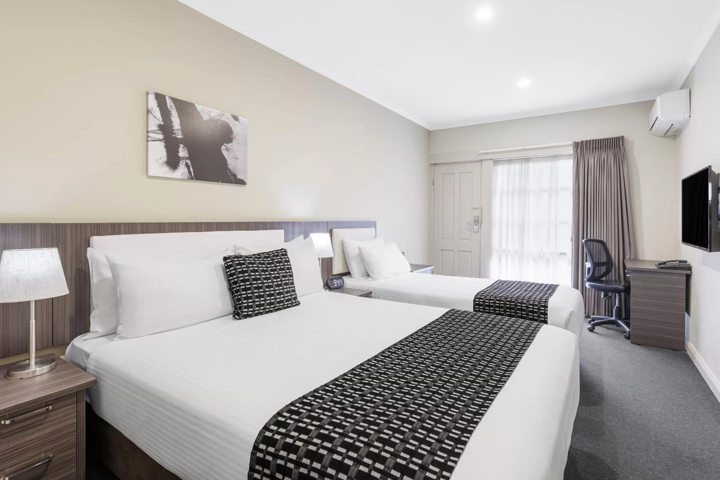 Bed in Quality Hotel Melbourne Airport