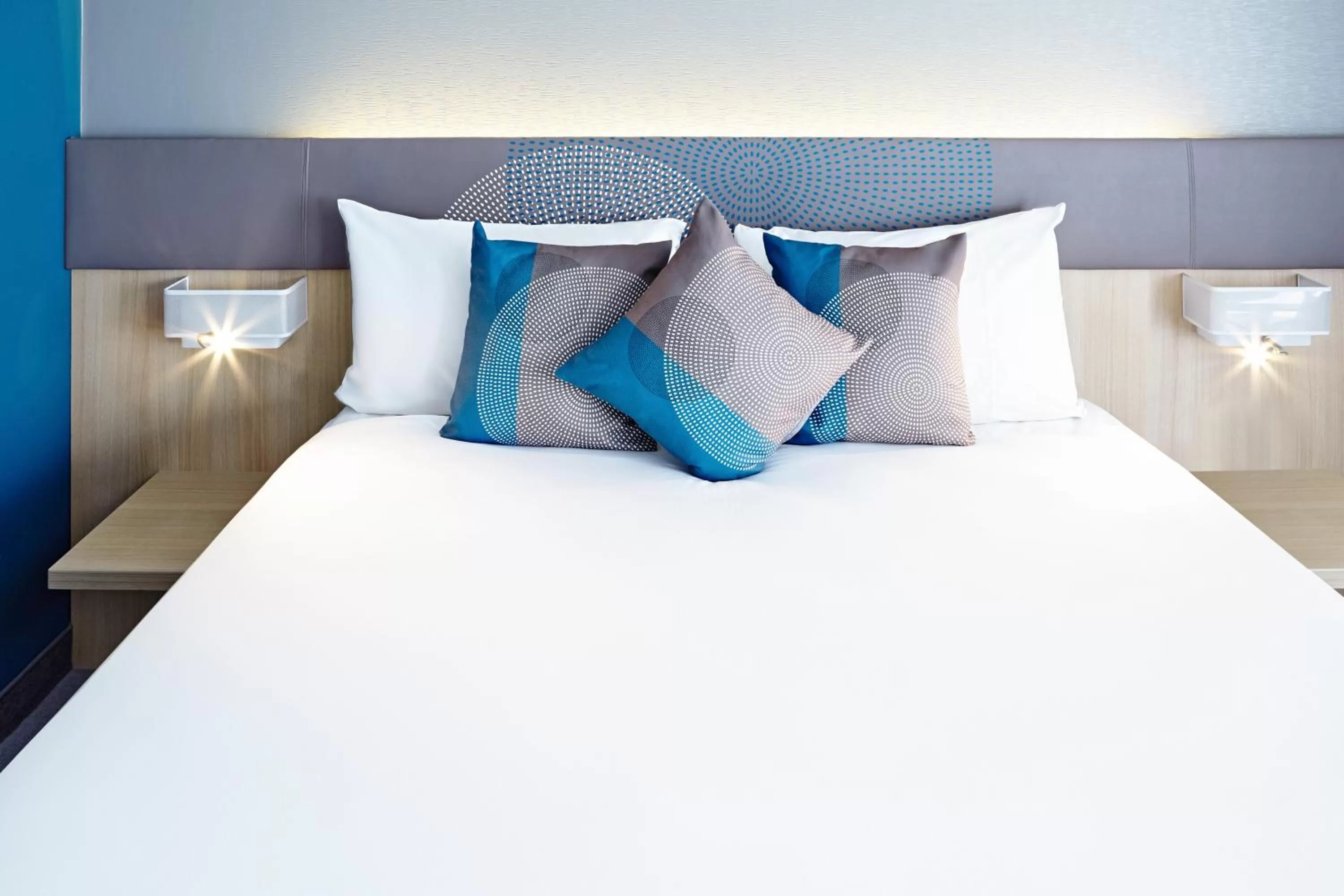 Bedroom, Bed in Novotel London Wembley