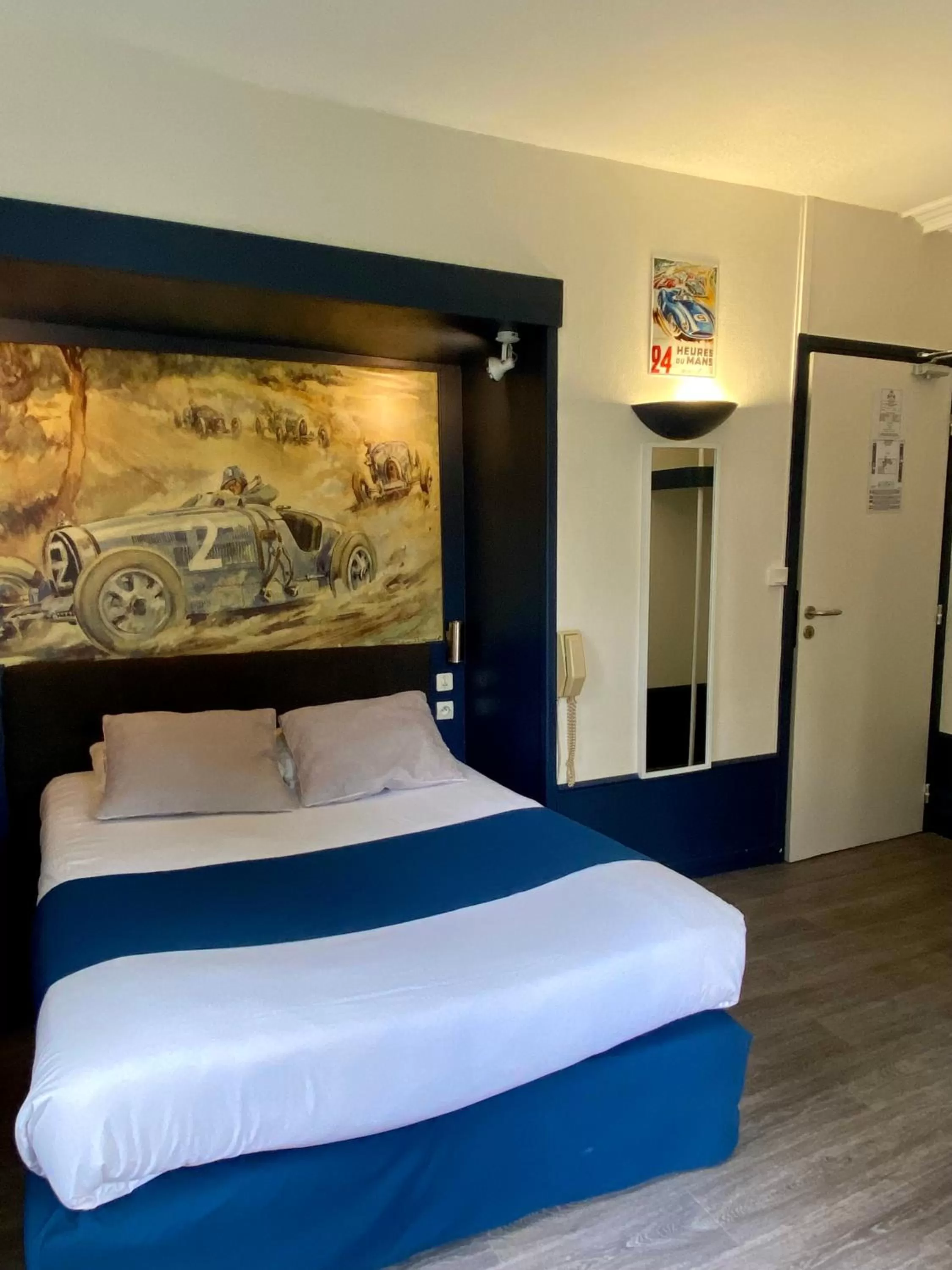 Bed in Hôtel Céline - Hôtel de la Gare