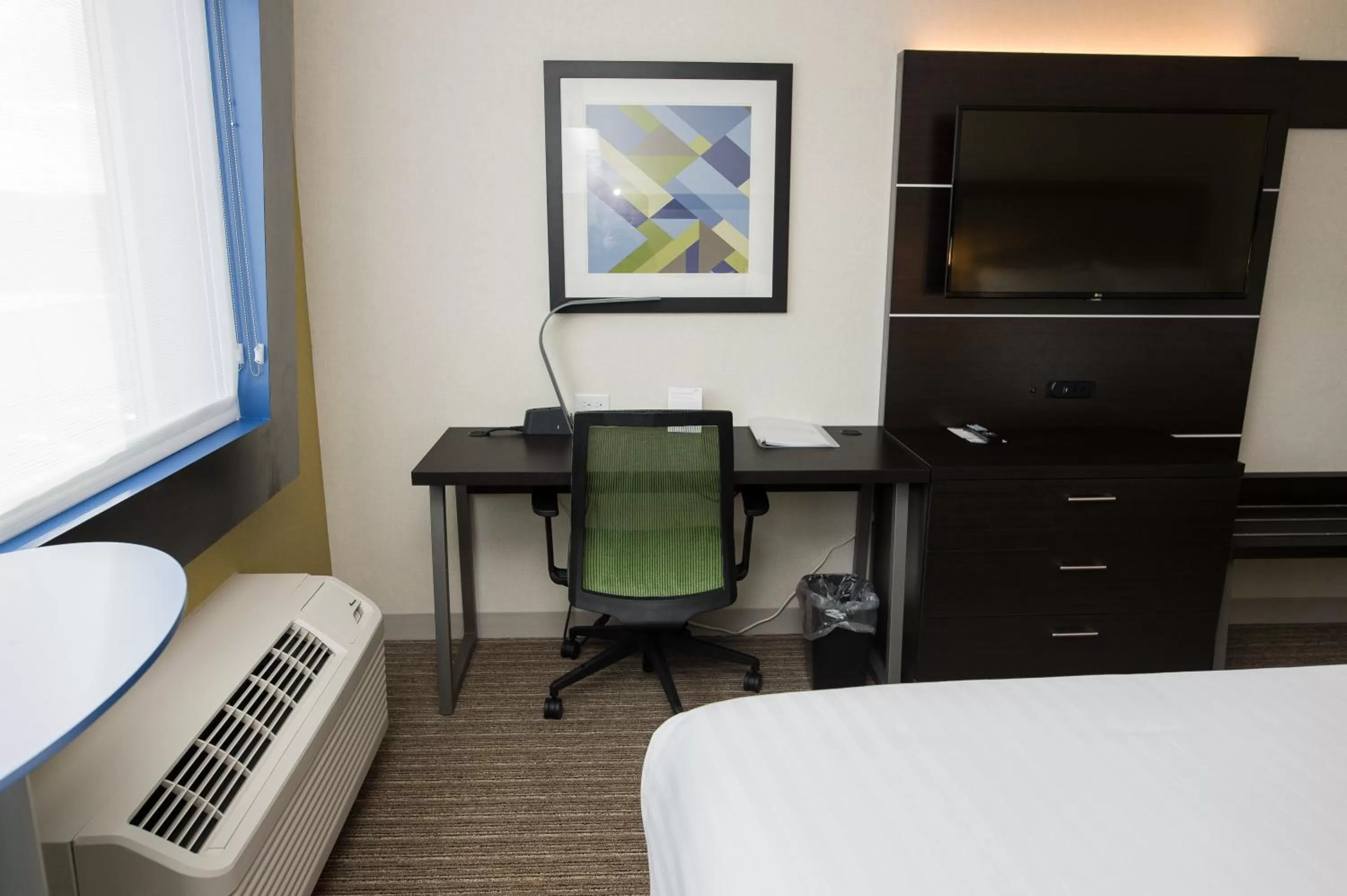 Photo of the whole room, Bed in Holiday Inn Express & Suites - Marietta by IHG