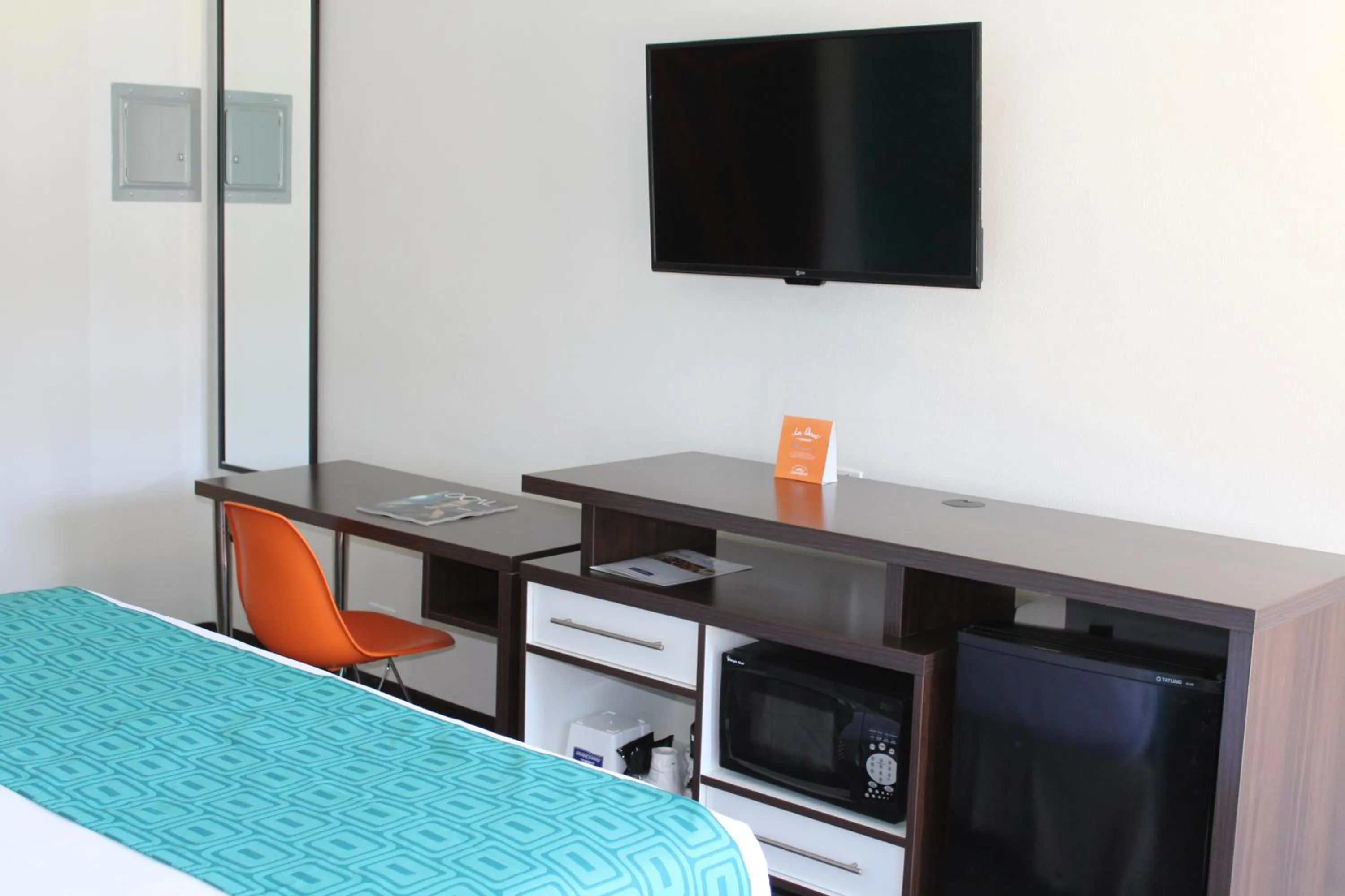 Property building in Howard Johnson by Wyndham San Diego Hotel Circle