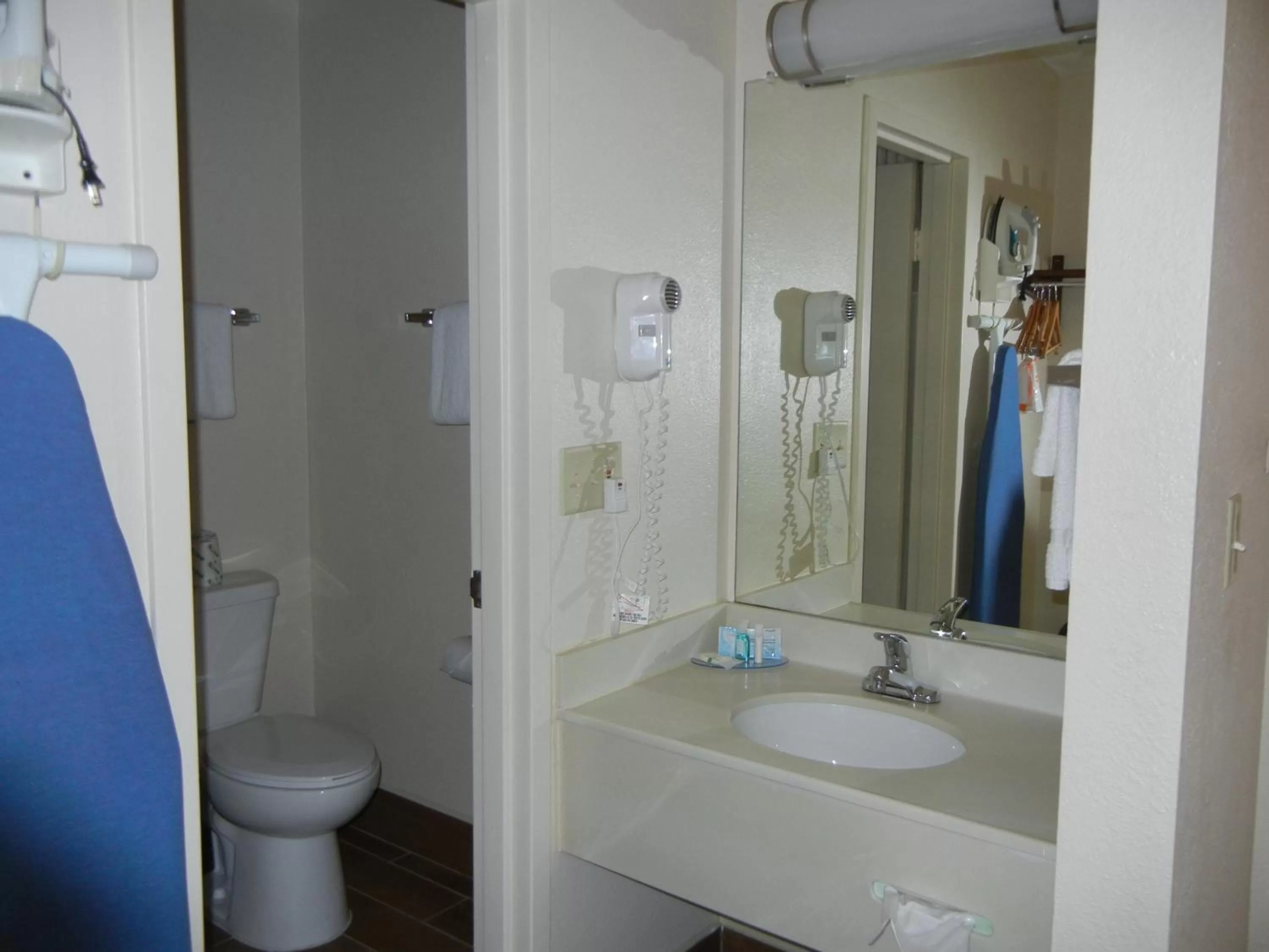 Shower in Quality Inn Holland - Toledo