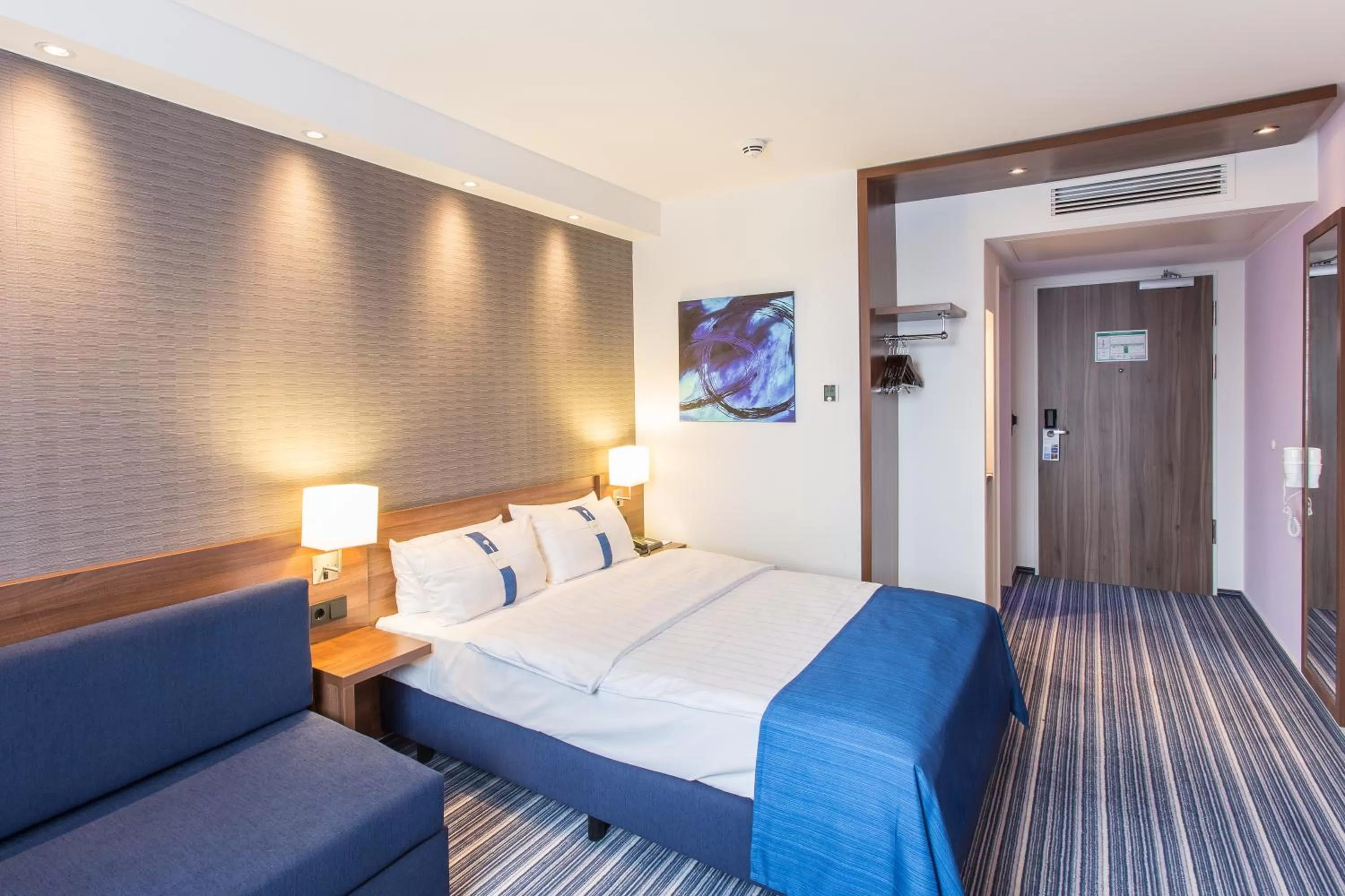 Guests, Bed in Holiday Inn Express Neunkirchen by IHG