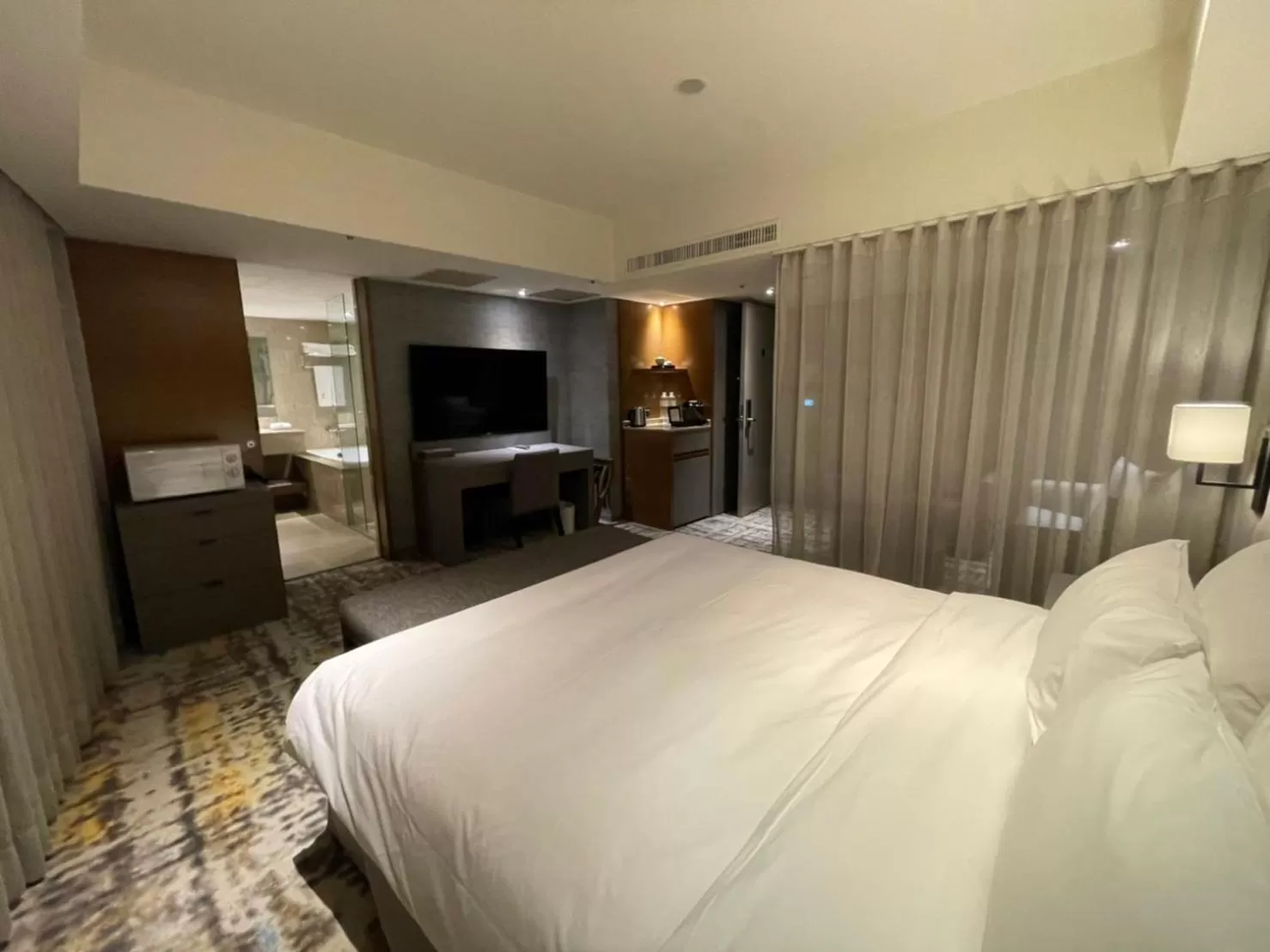 Bed in Taipei Fullerton Hotel - South