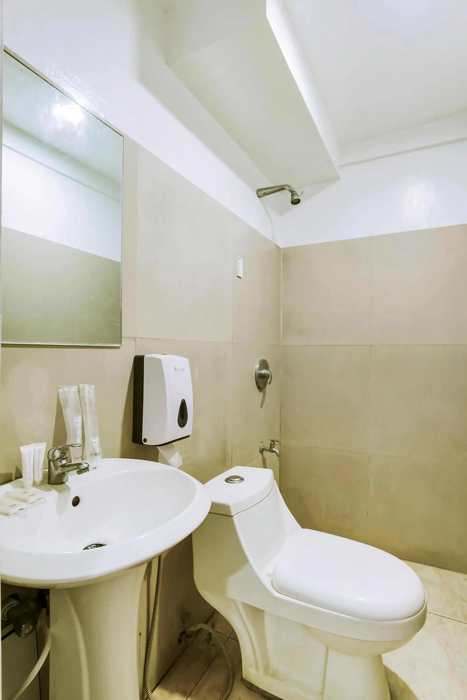 Bathroom in OYO 473 Ranchotel Drive-in