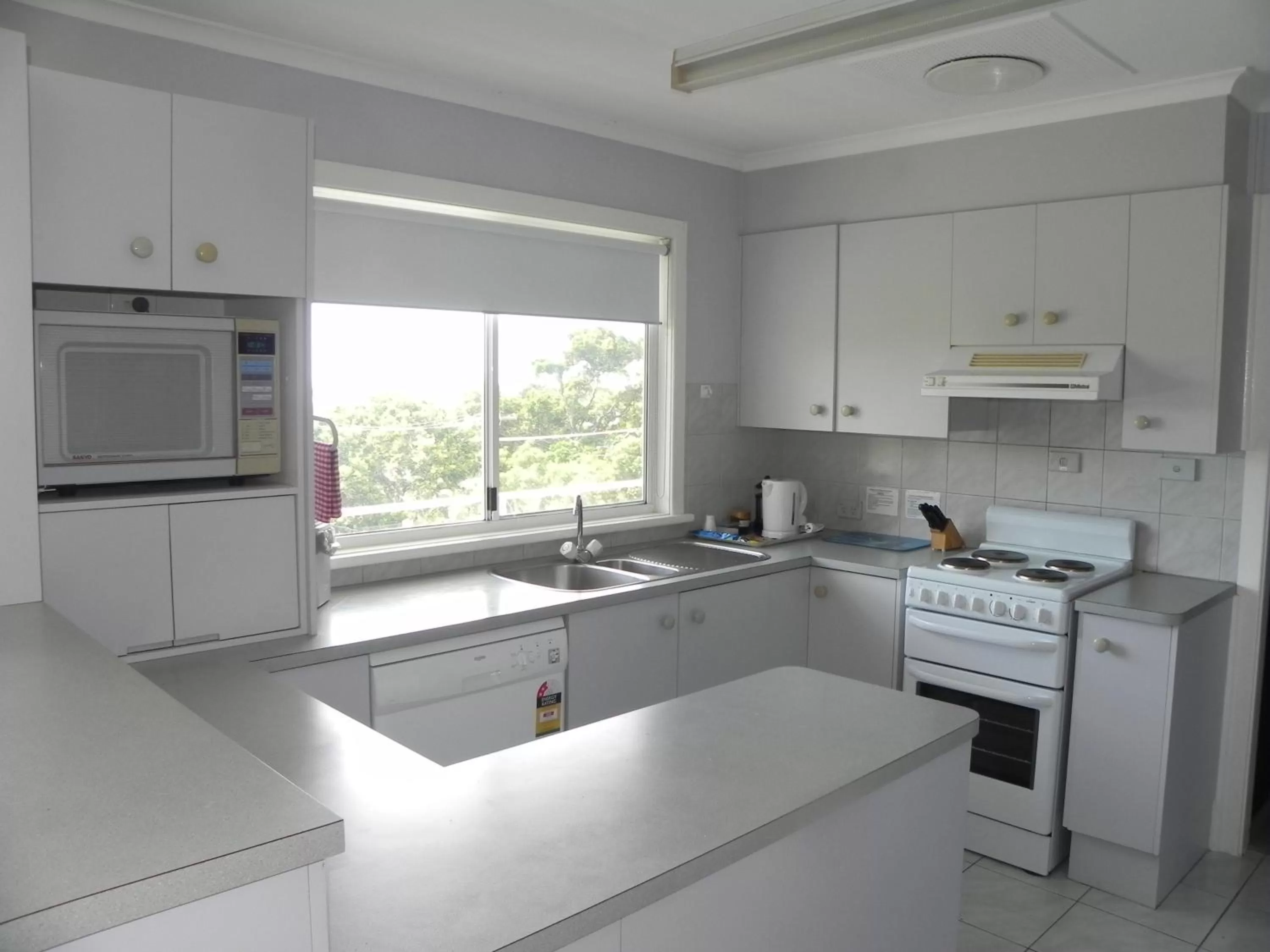 Kitchen or kitchenette in Leisure-Lee Holiday Apartments