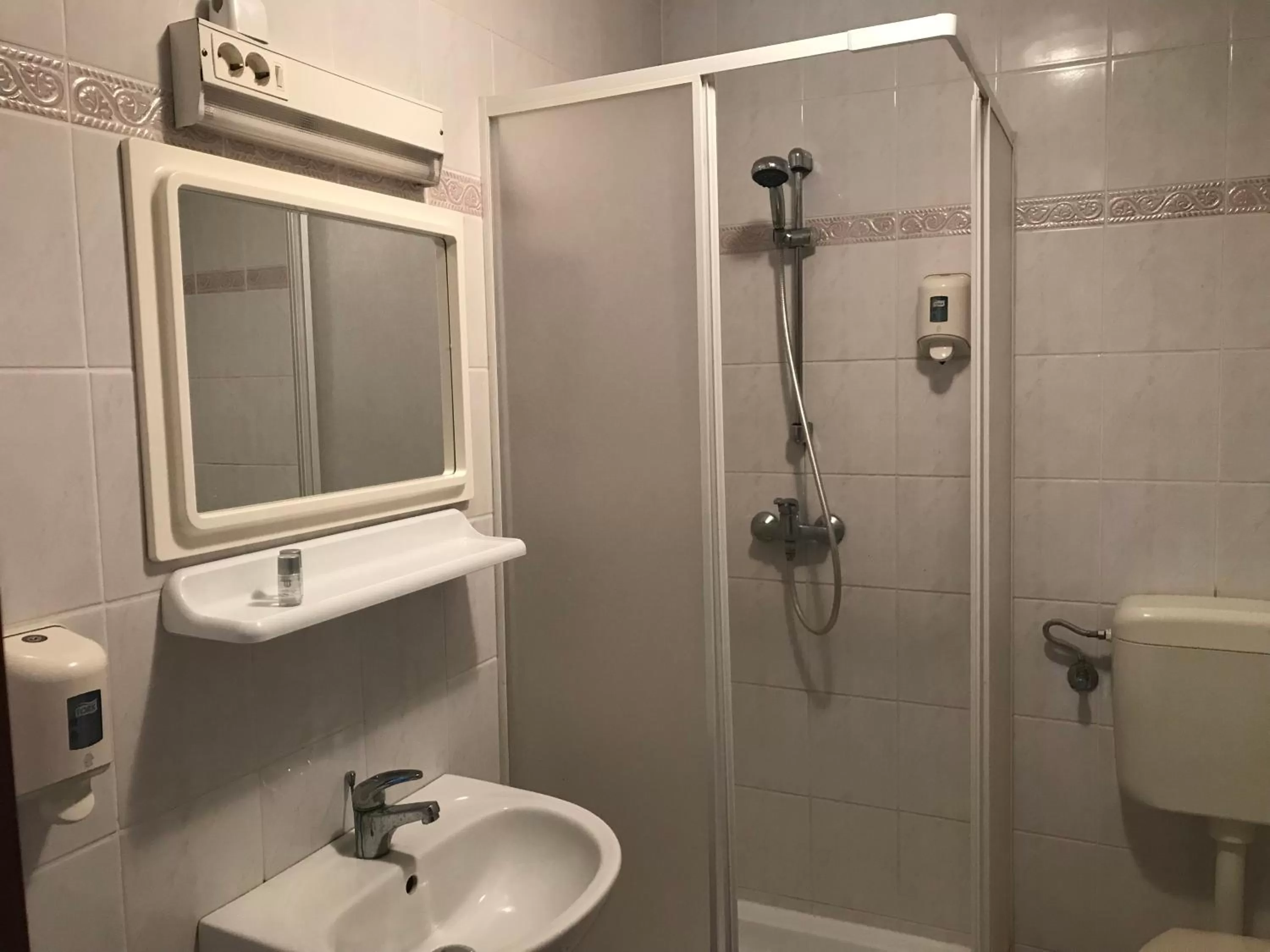 Bathroom in Sempre Étterem És Panzió