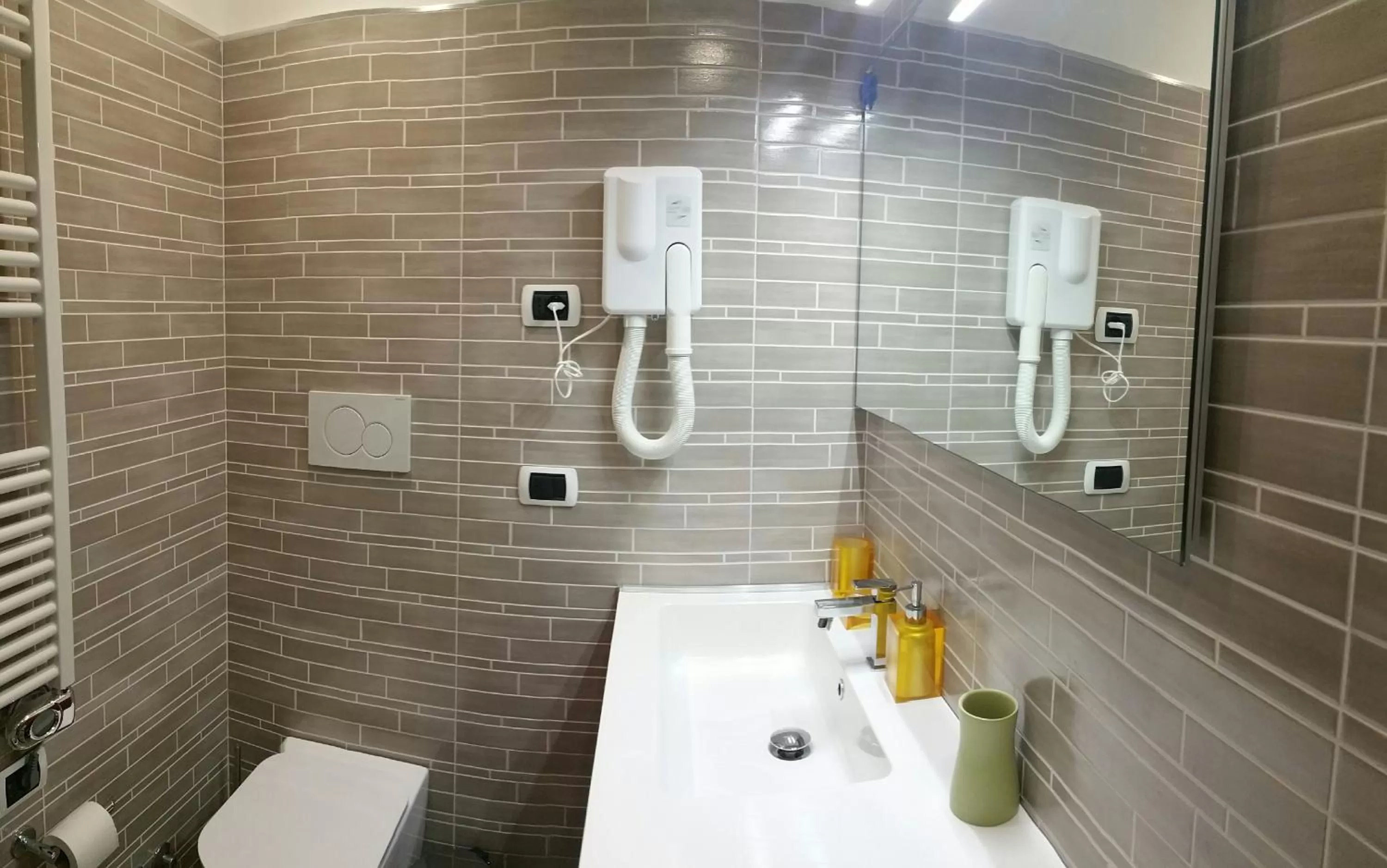 Bathroom in Smart-House Rent-Rooms FREE PARKING
