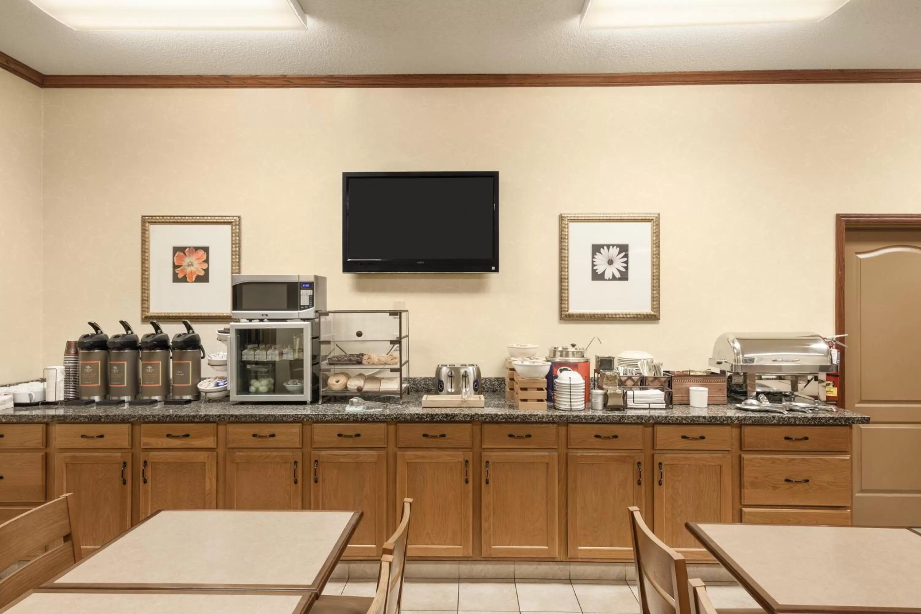 Buffet breakfast in Country Inn & Suites by Radisson, Sioux Falls