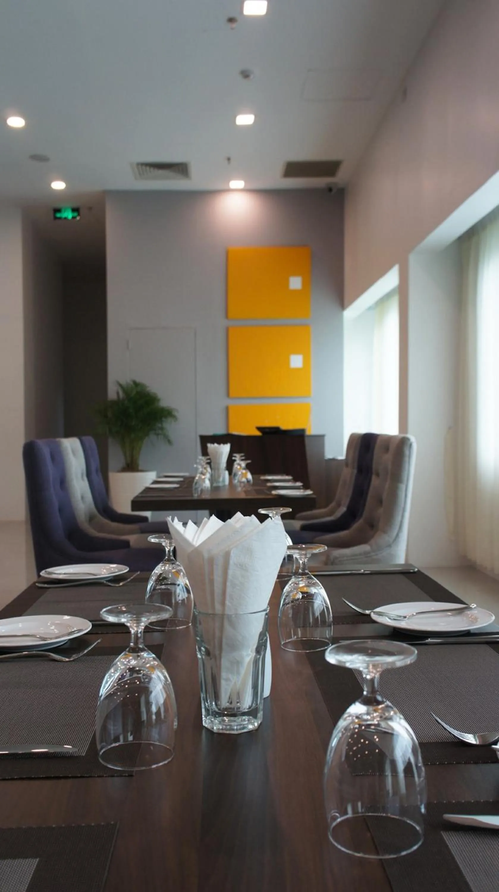 Restaurant/places to eat in Wyne Hotel