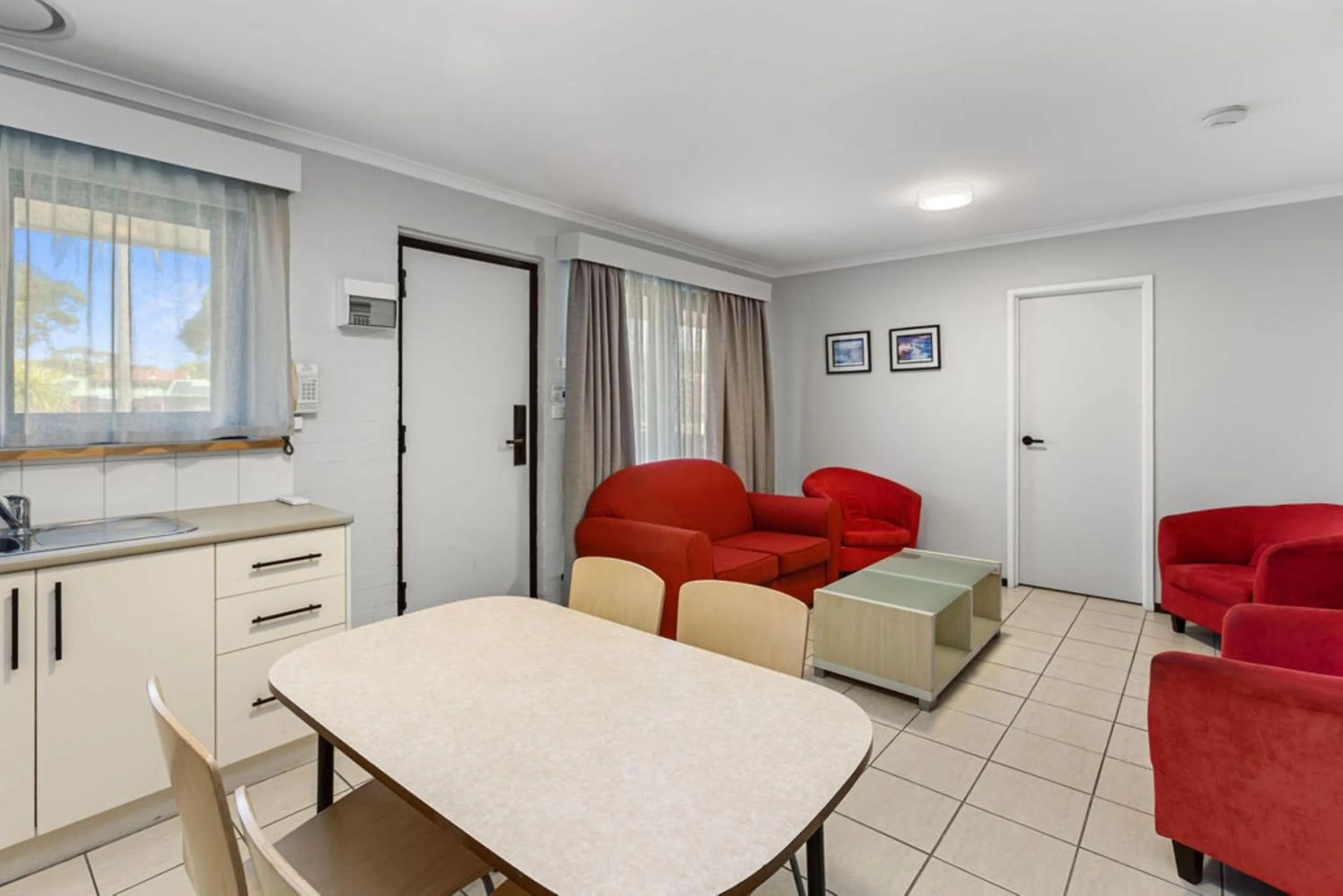 Kitchen or kitchenette, Seating Area in Best Western Apollo Bay Motel