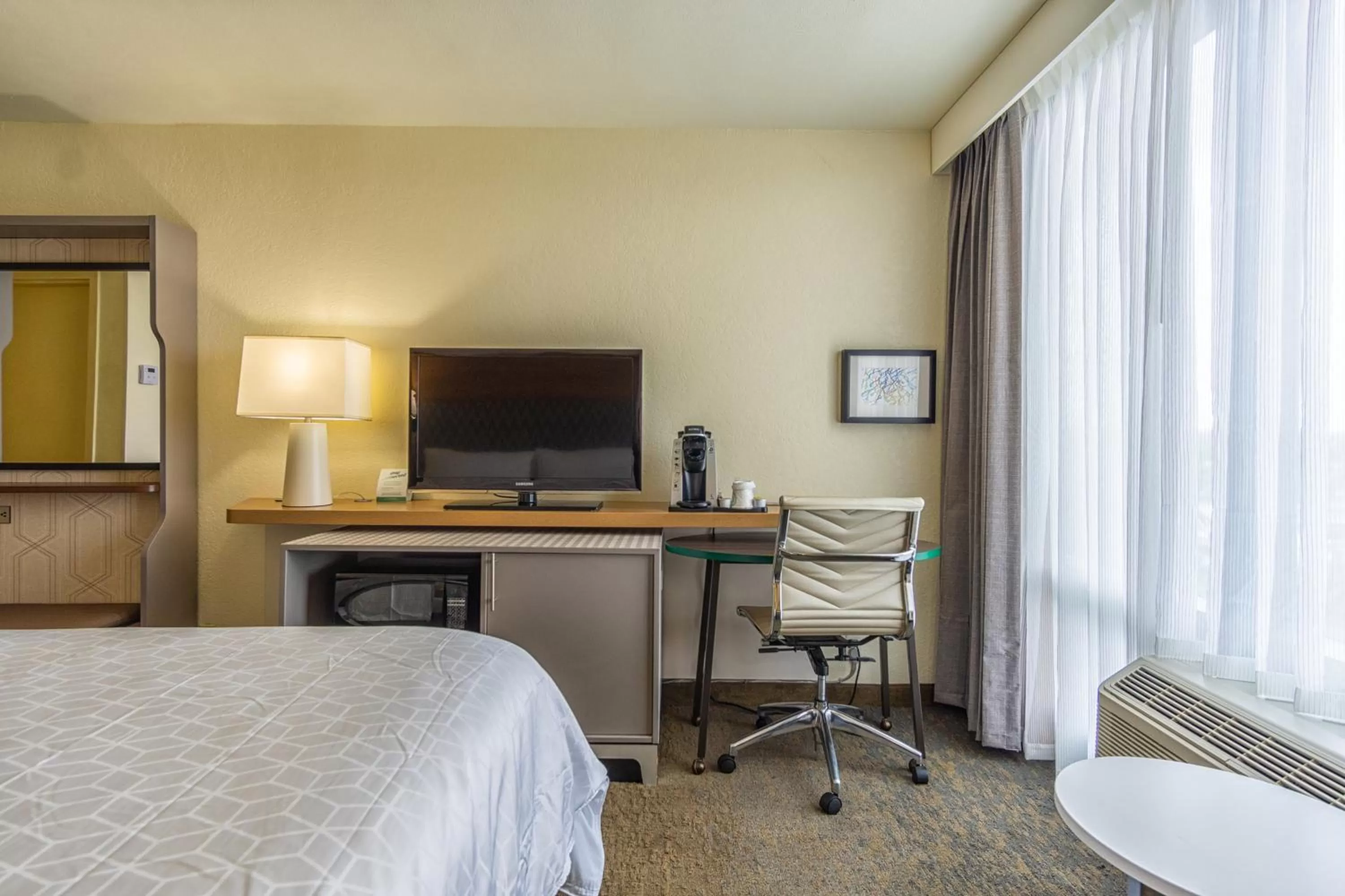 Photo of the whole room, Bed in Holiday Inn Miami International Airport by IHG