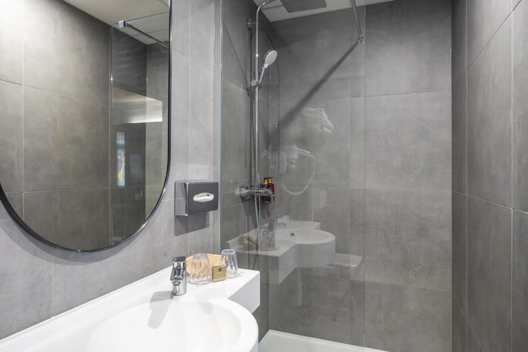 Bathroom in Aris Grand Place Hotel