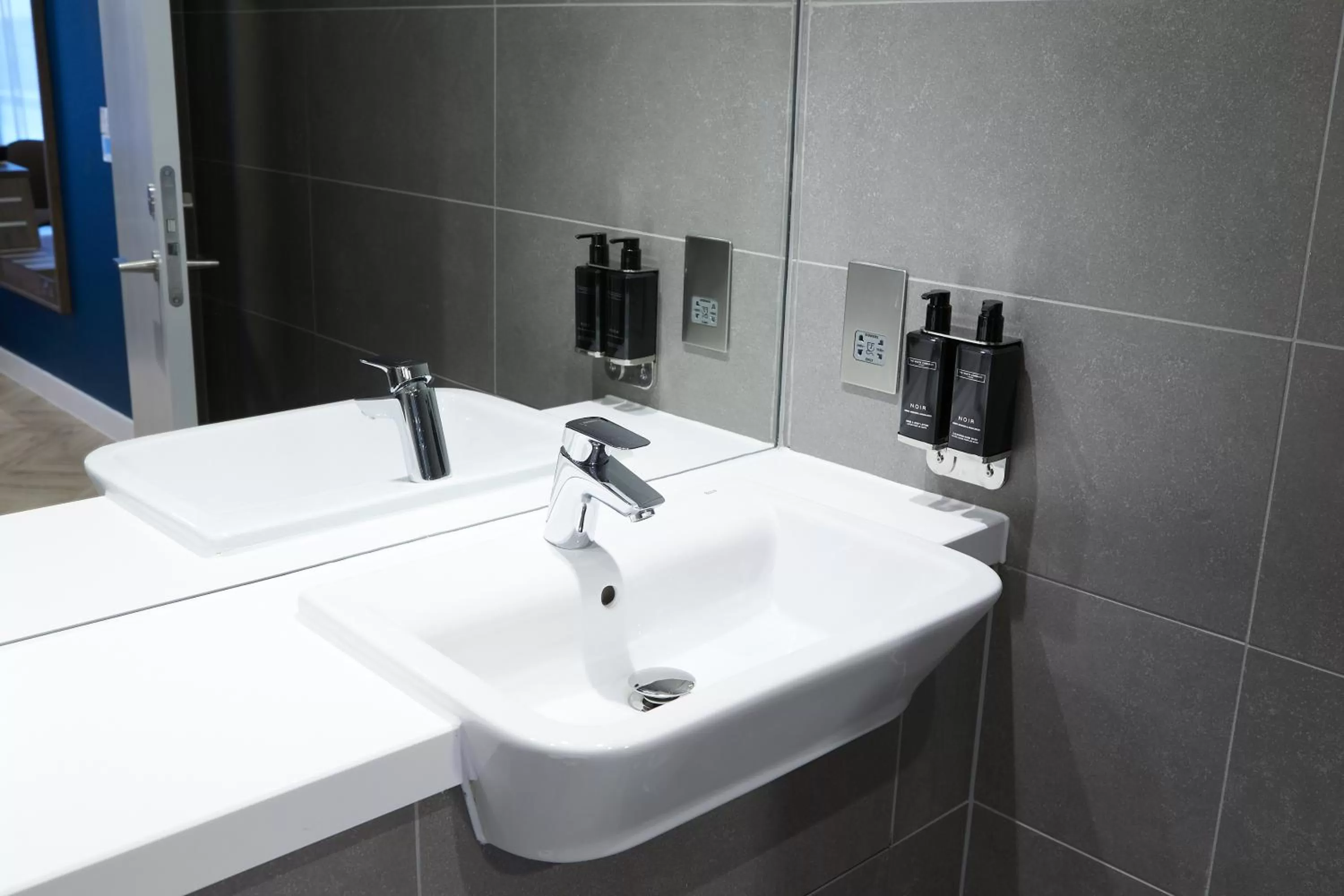 Bathroom in Roomzzz York City