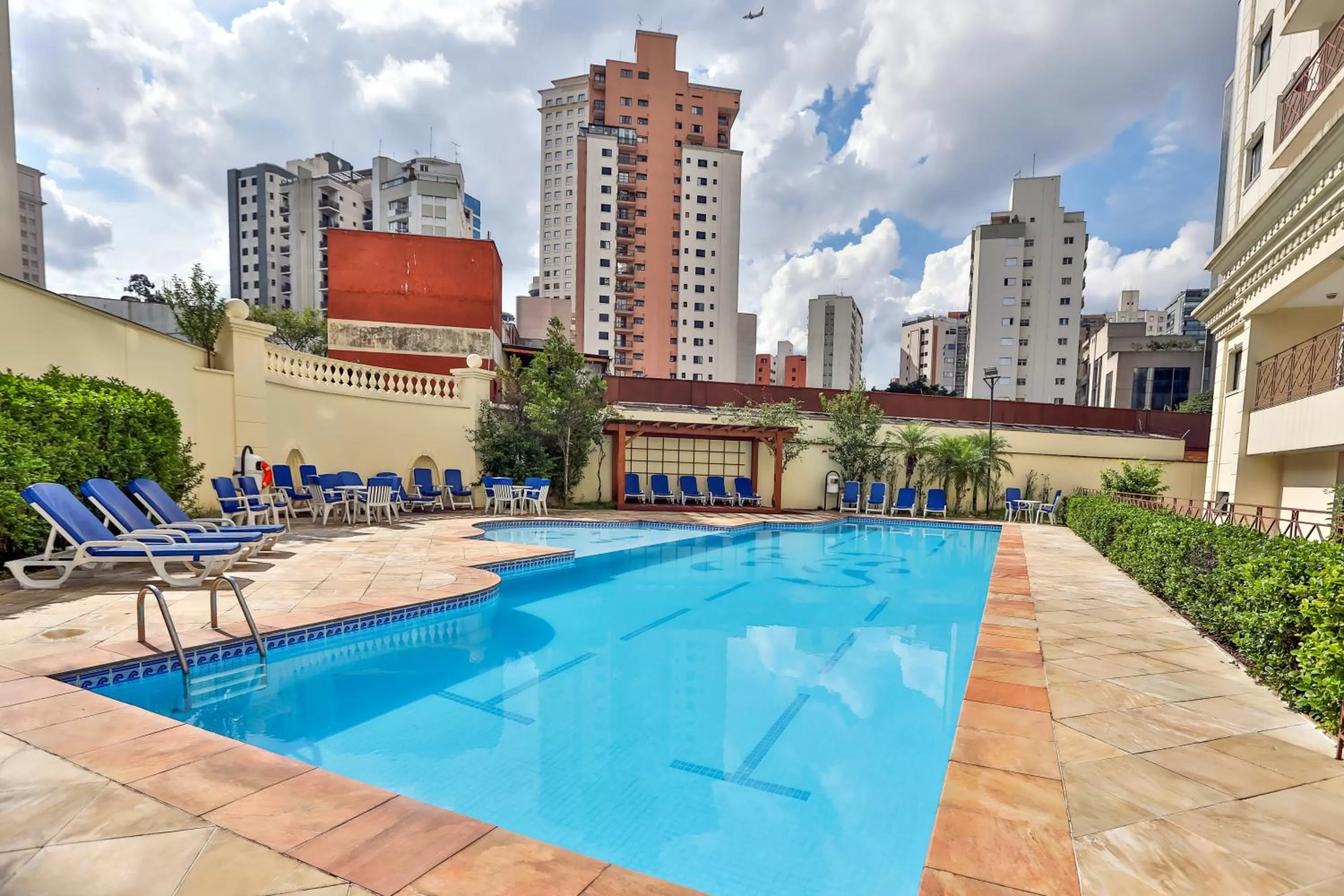 Swimming pool in Quality Suites Vila Olimpia