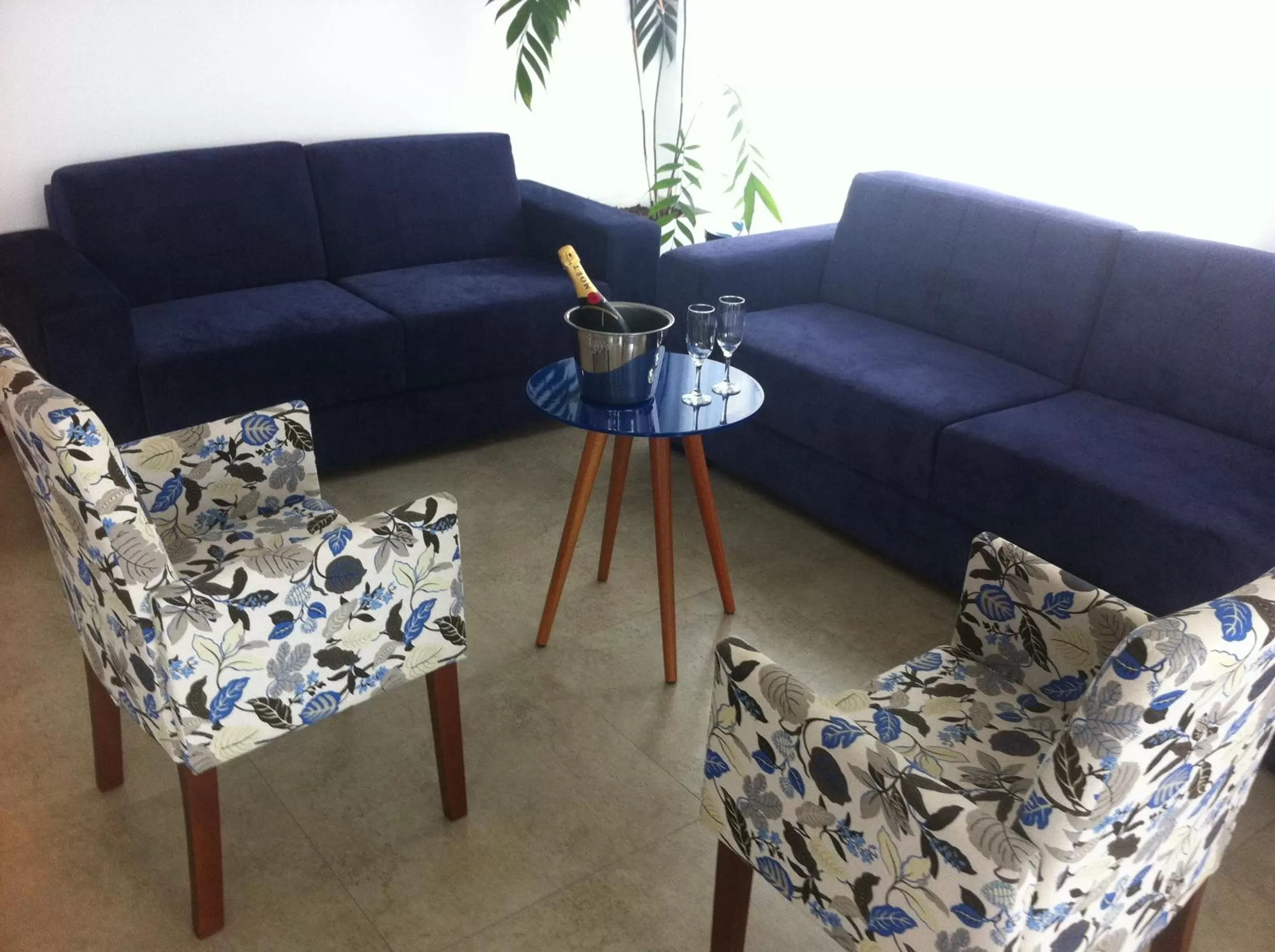 Alcoholic drinks, Seating Area in The Hyperion Boutique Hotel