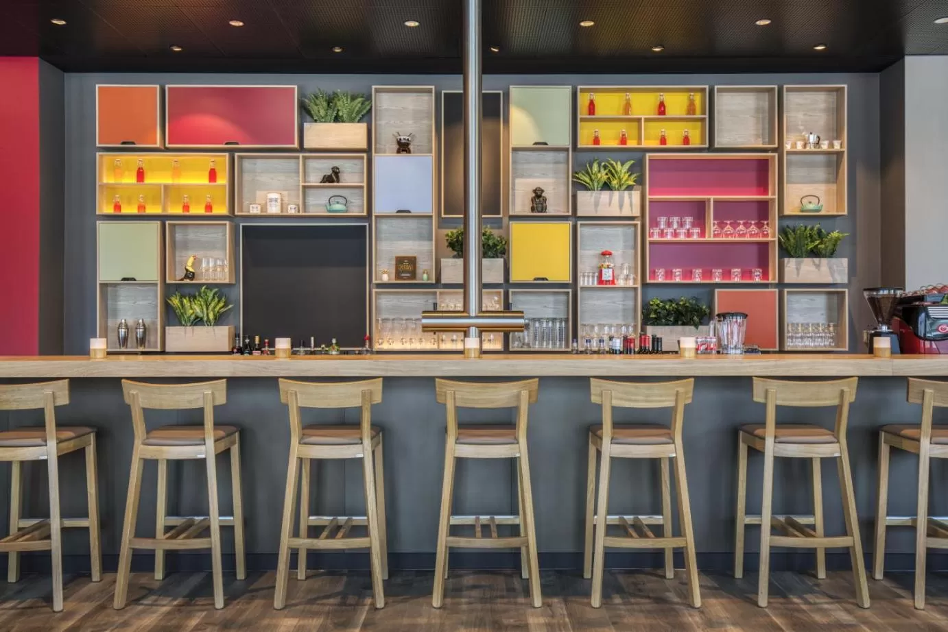 Lounge or bar in IntercityHotel Saarbrücken