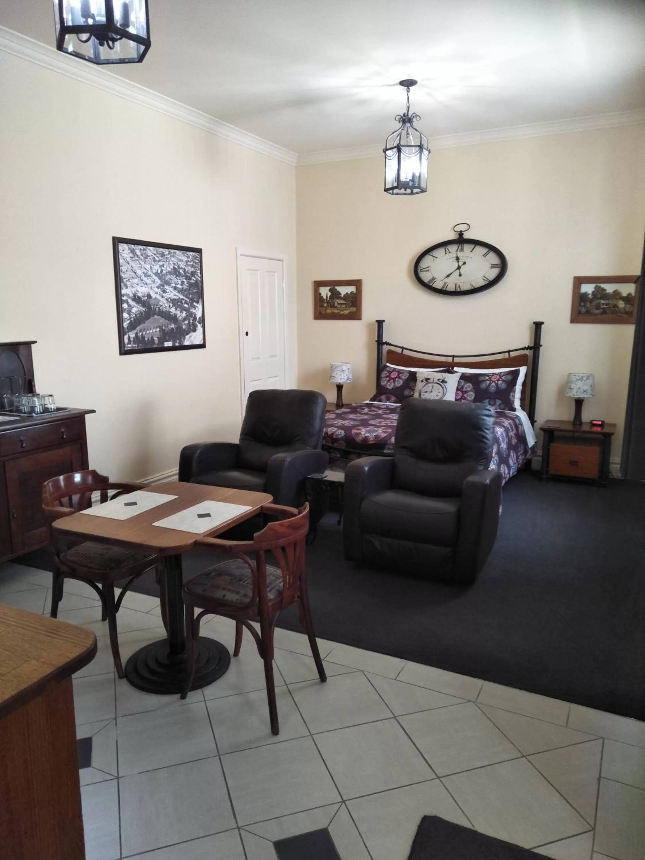 Living room in RJ's Bed & Breakfast