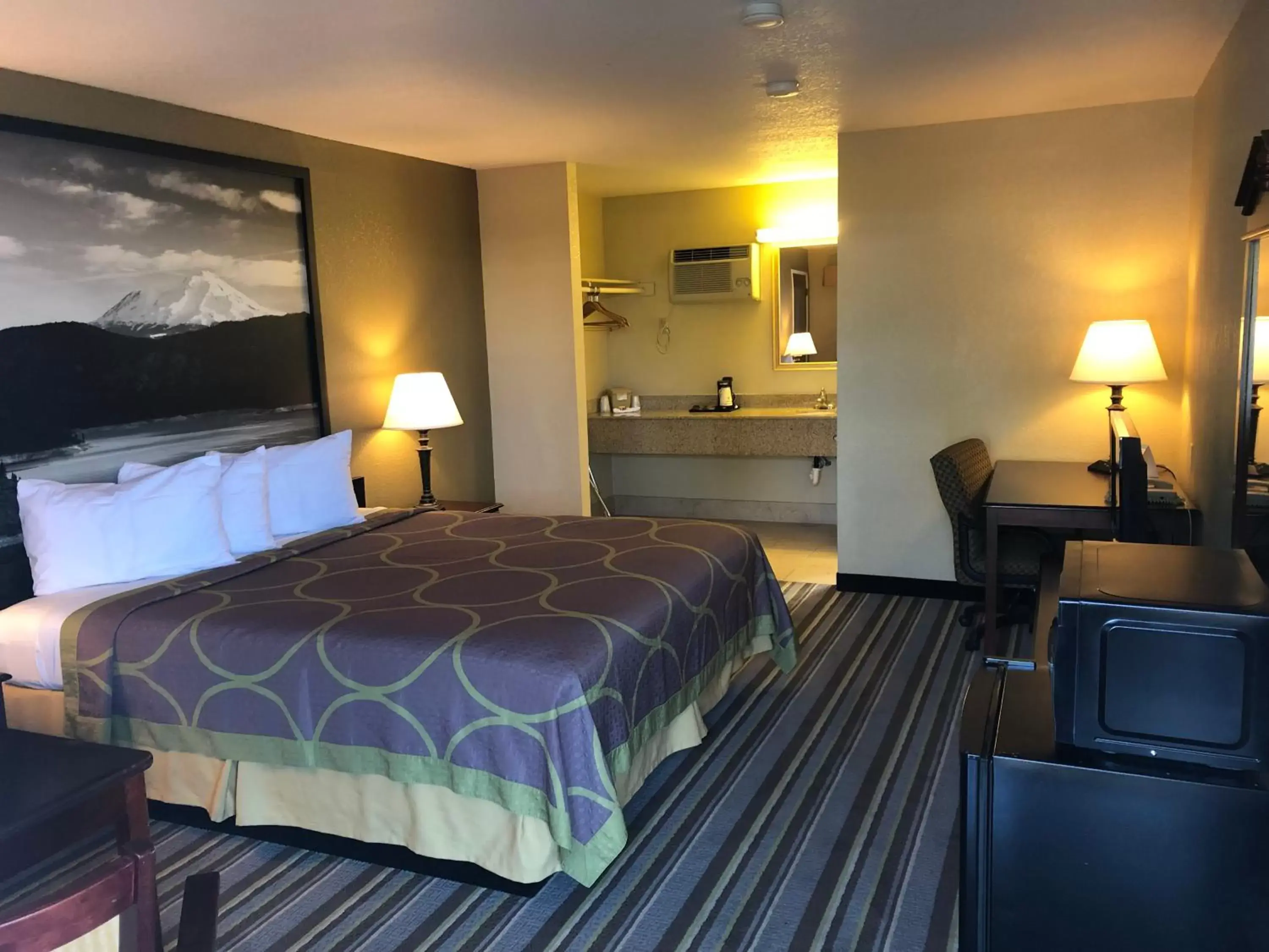 Queen Room - Non-Smoking in Super 8 by Wyndham Corning Queen Room - Non-Smoking in Super 8 by Wyndham Corning