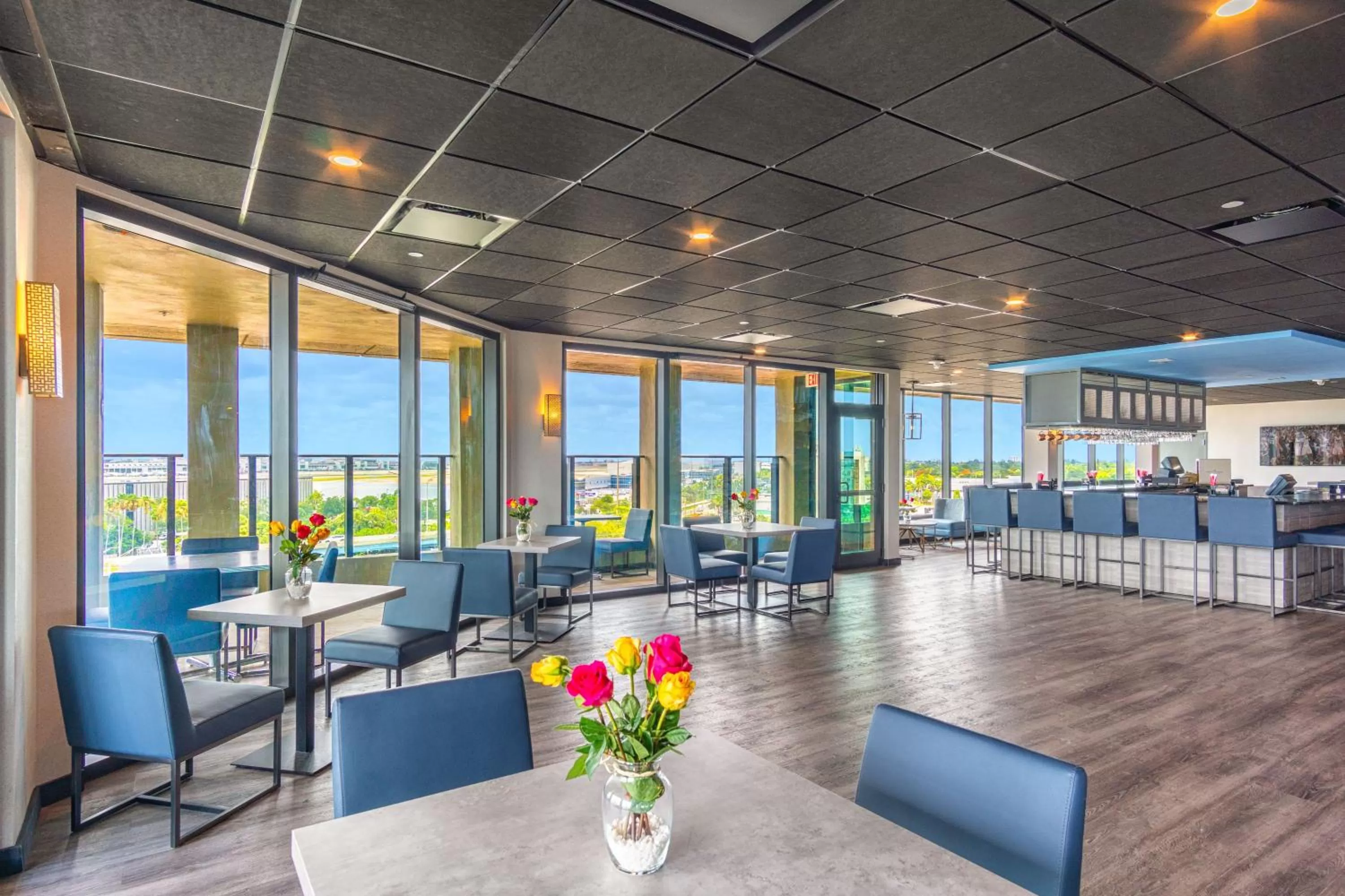 Lounge or bar in Holiday Inn Miami International Airport by IHG