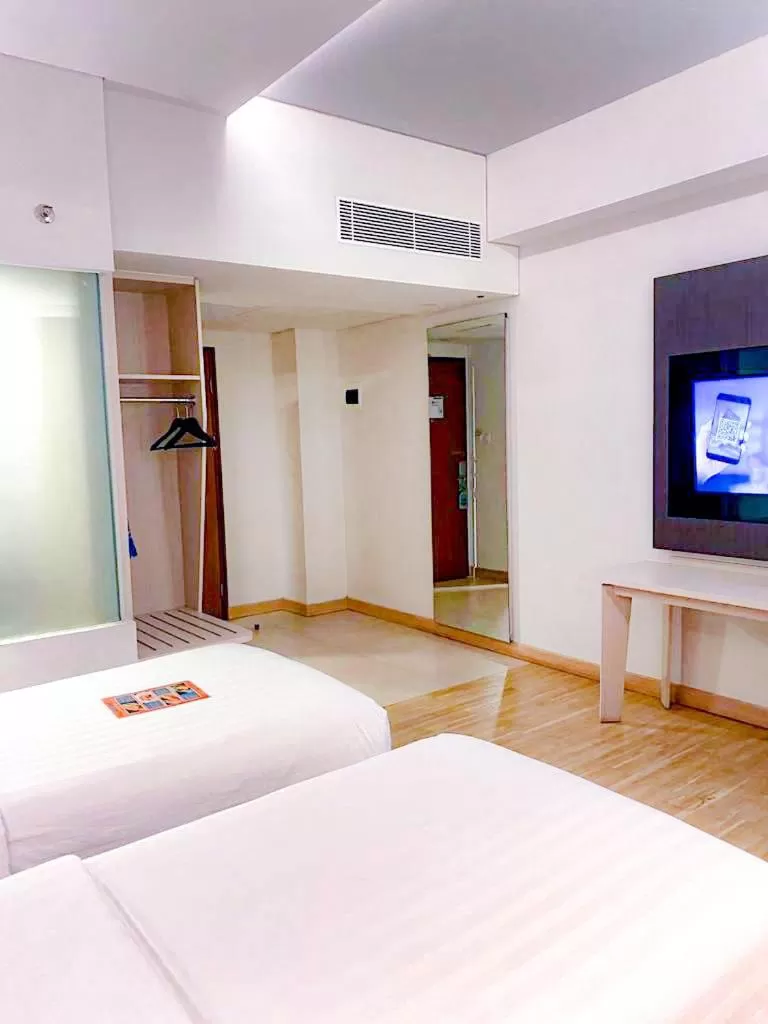 Bedroom, Bed in Harper Palembang by ASTON