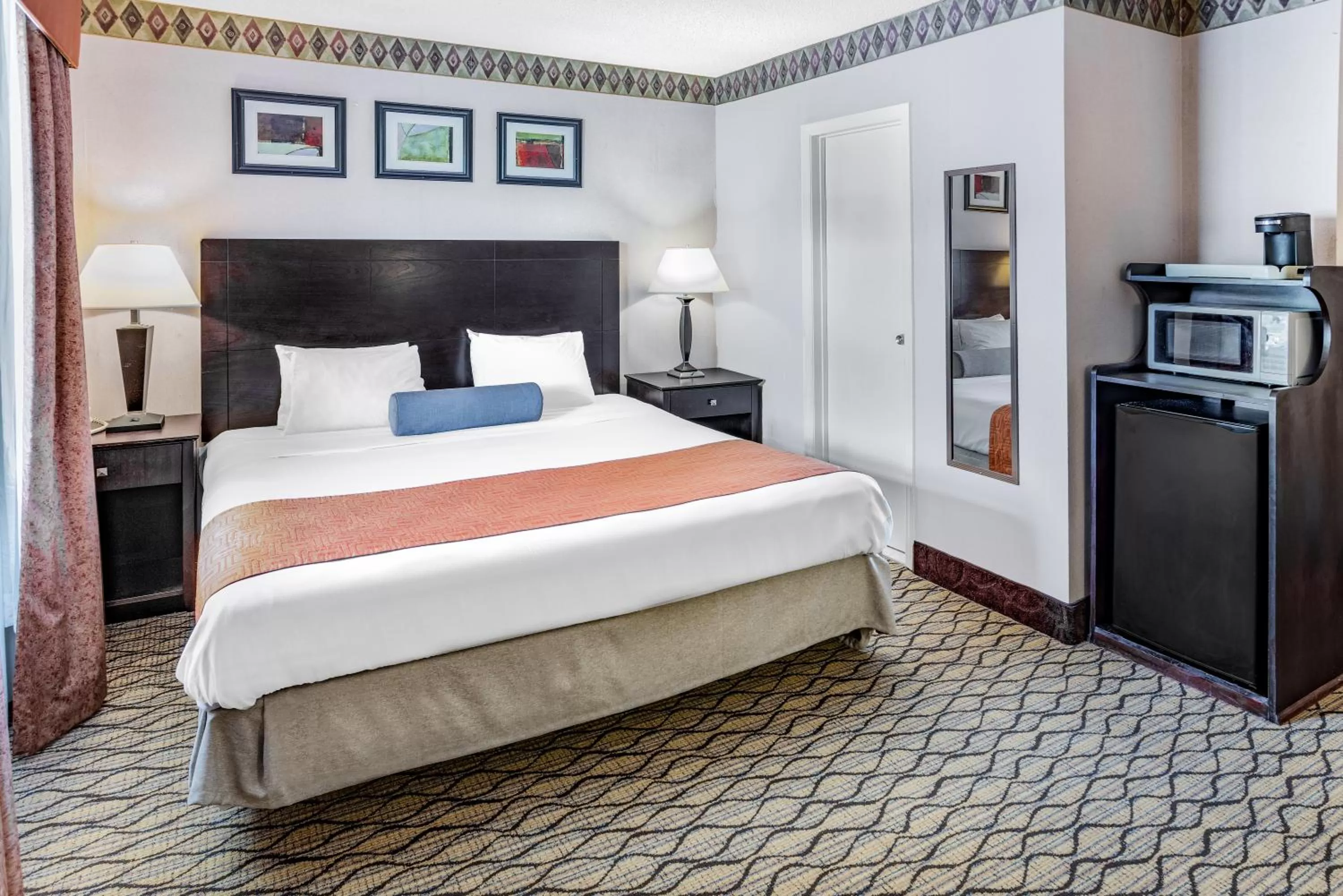 Bed in Howard Johnson by Wyndham Lenox