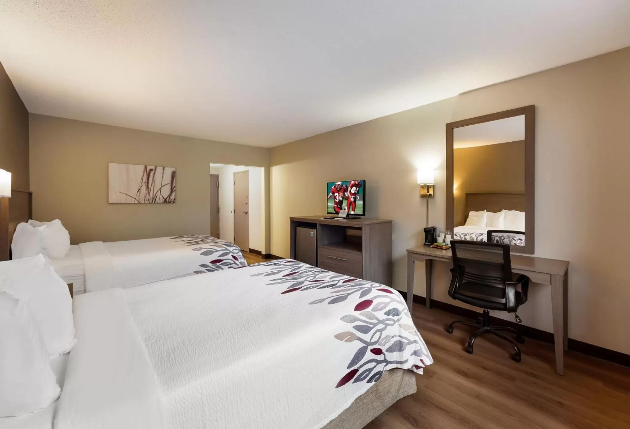 Photo of the whole room, Bed in Red Roof Inn Painted Post