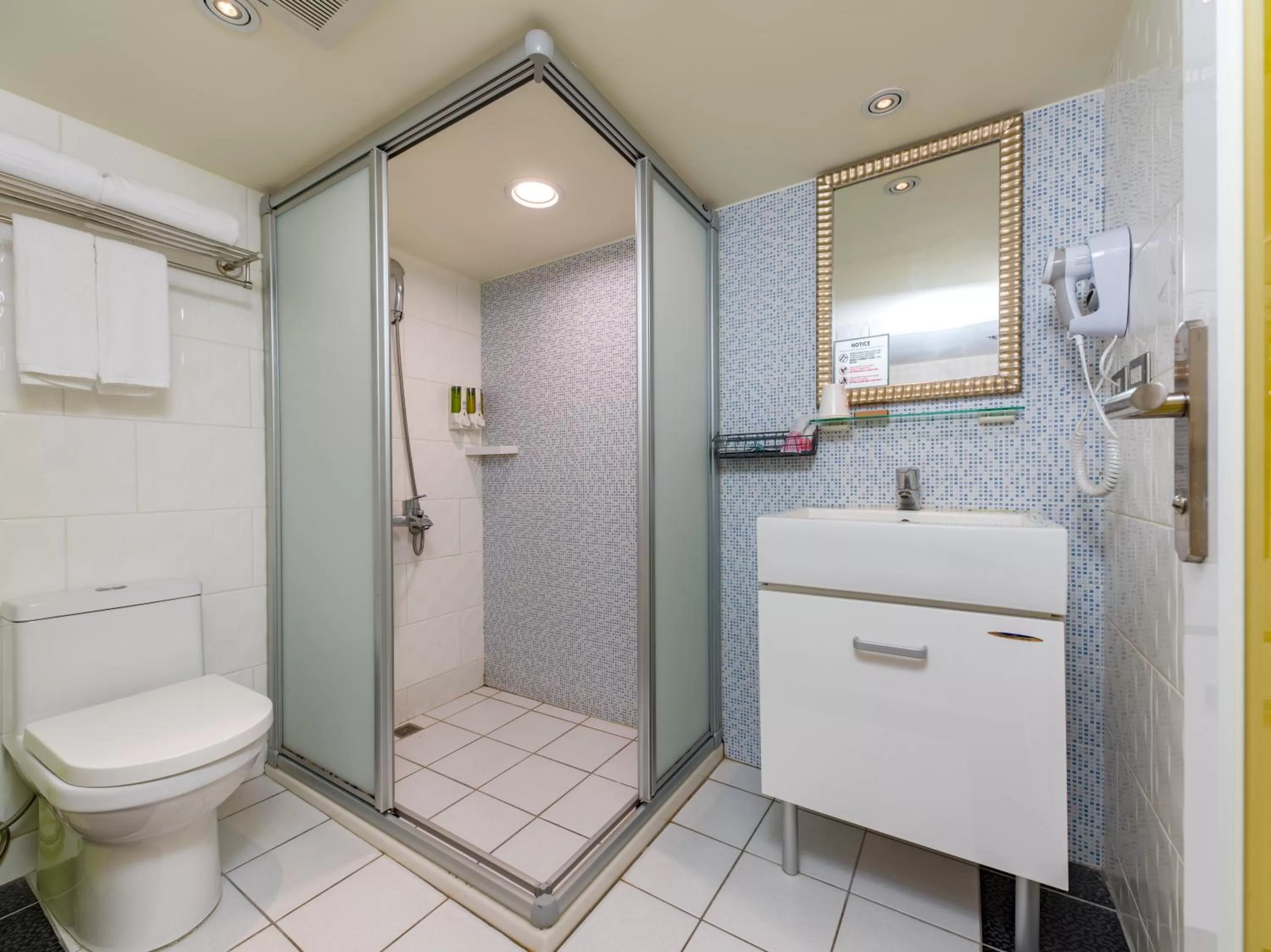 Shower in Ximenhotel-Xining西門大飯店-西寧館