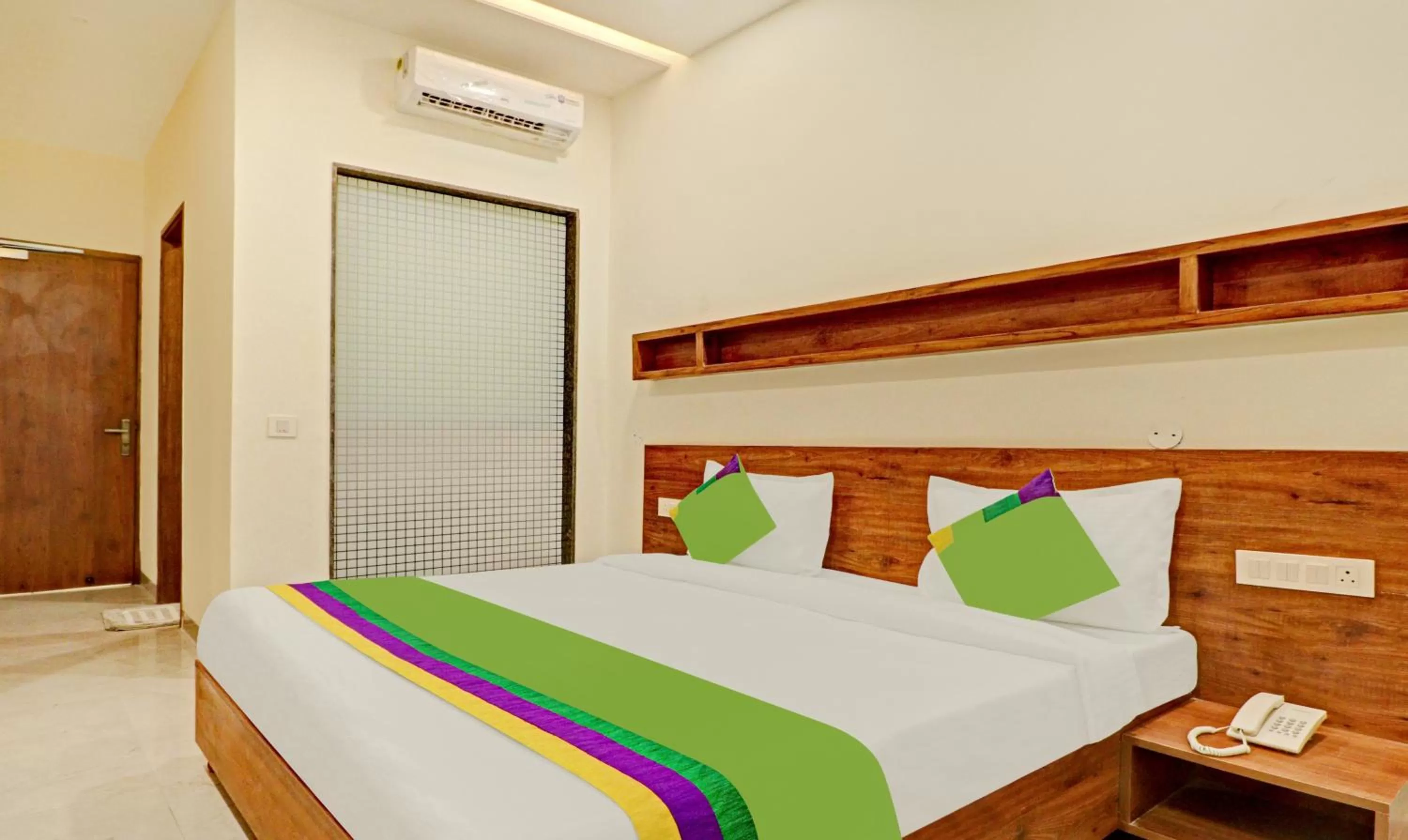 Bedroom, Bed in Treebo Delmont