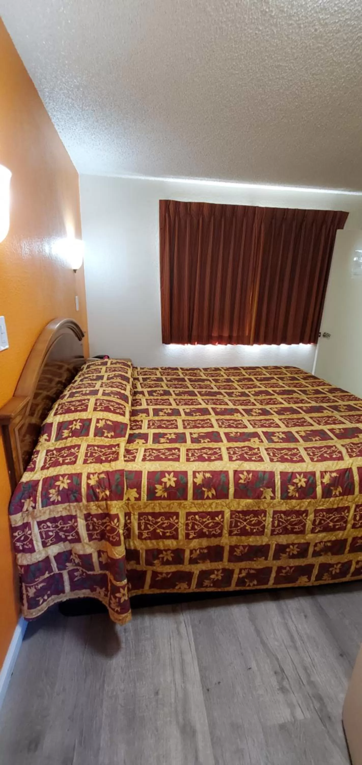 King Suite - single occupancy - Smoking in Anaheim National Inn