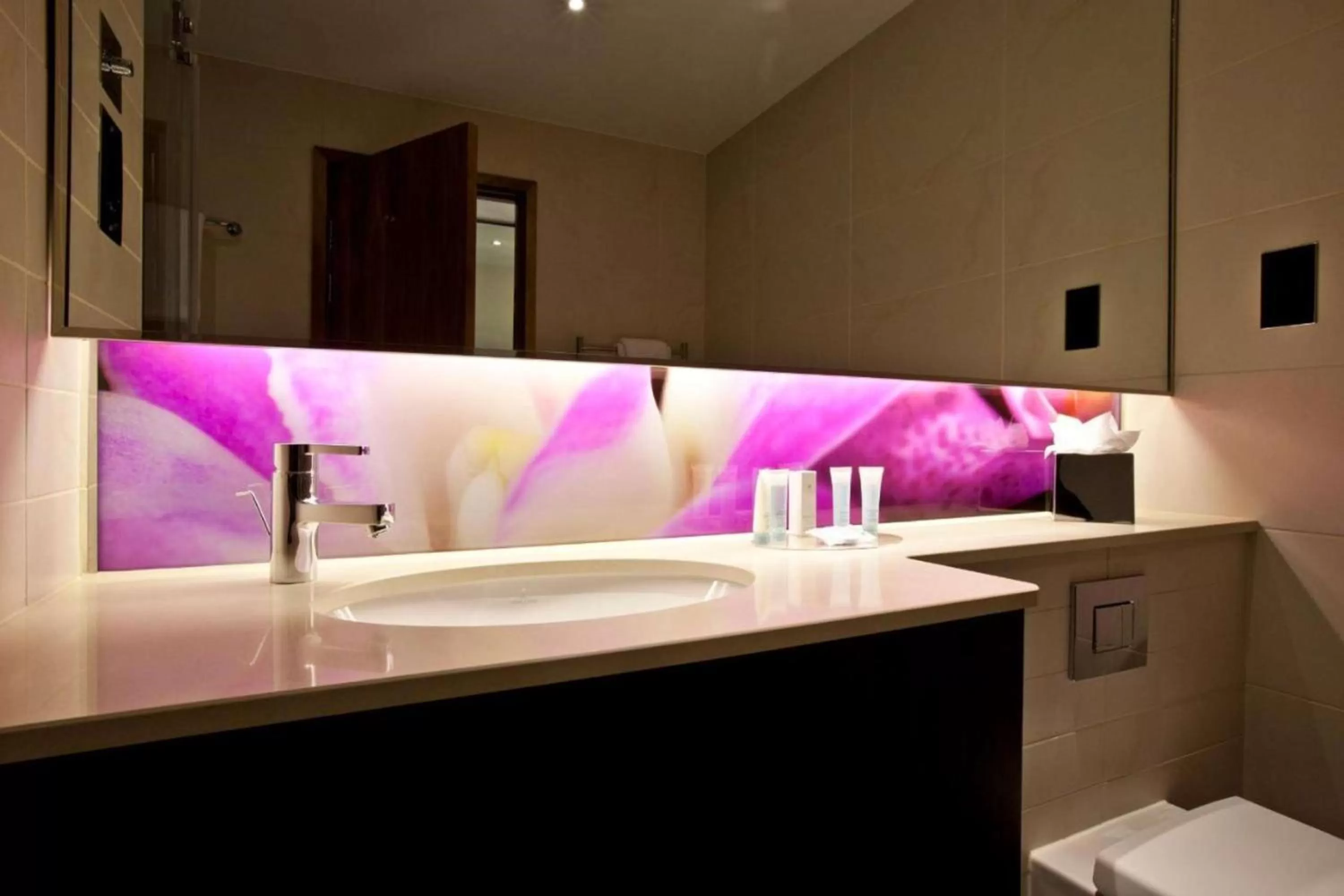 One-Bedroom King Suite - Lounge Access in Hilton London Heathrow Airport Terminal 5