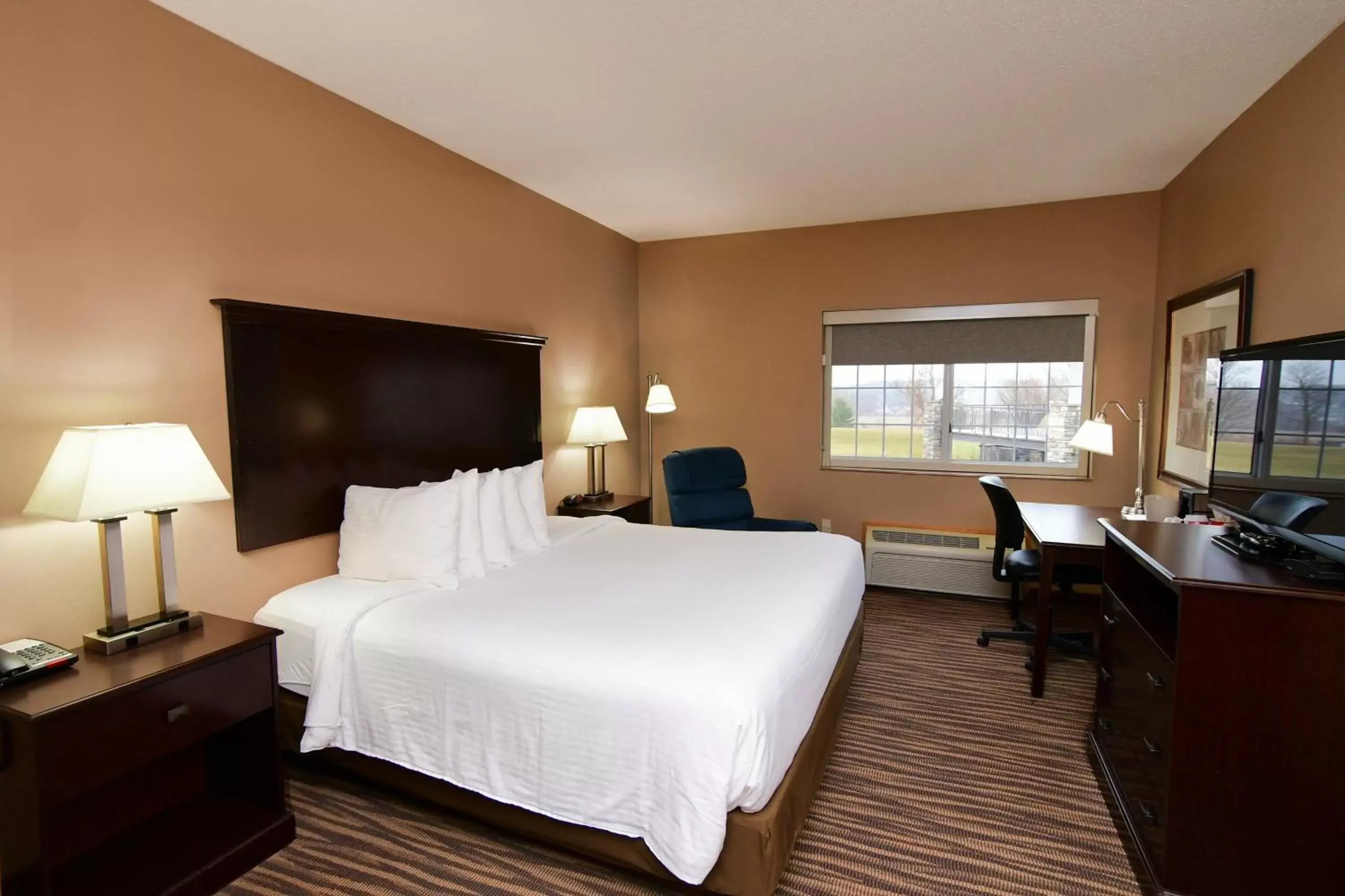 King Room - Disability Access with Bath Tub in Cobblestone Inn & Suites - Denison | Majestic Hills King Room - Disability Access with Bath Tub in Cobblestone Inn & Suites - Denison | Majestic Hills