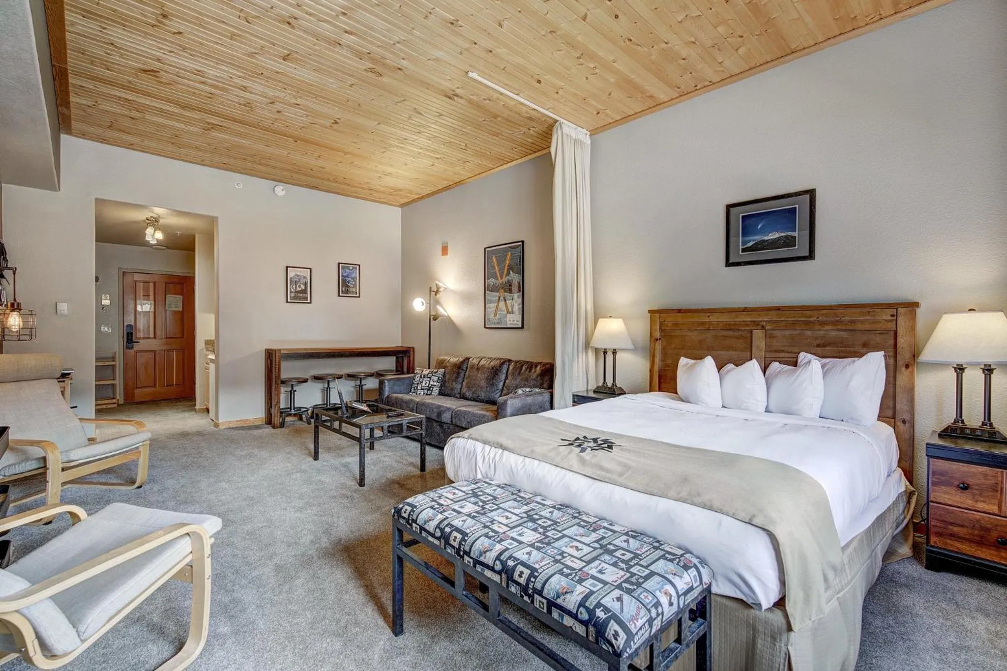 Photo of the whole room, Bed in Gateway Mountain Lodge, A Vail Resorts Property