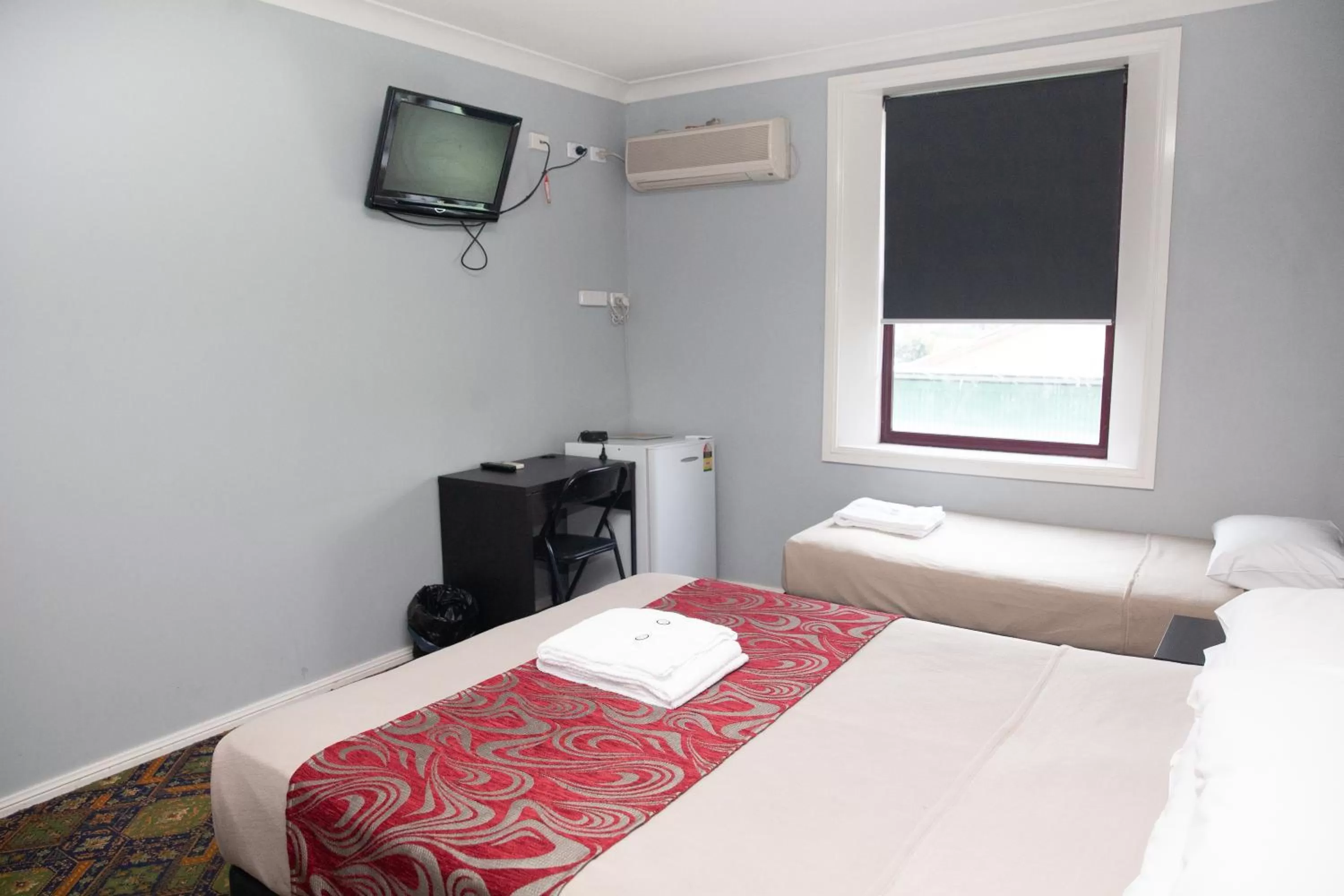 Bed in Royal Hotel Singleton