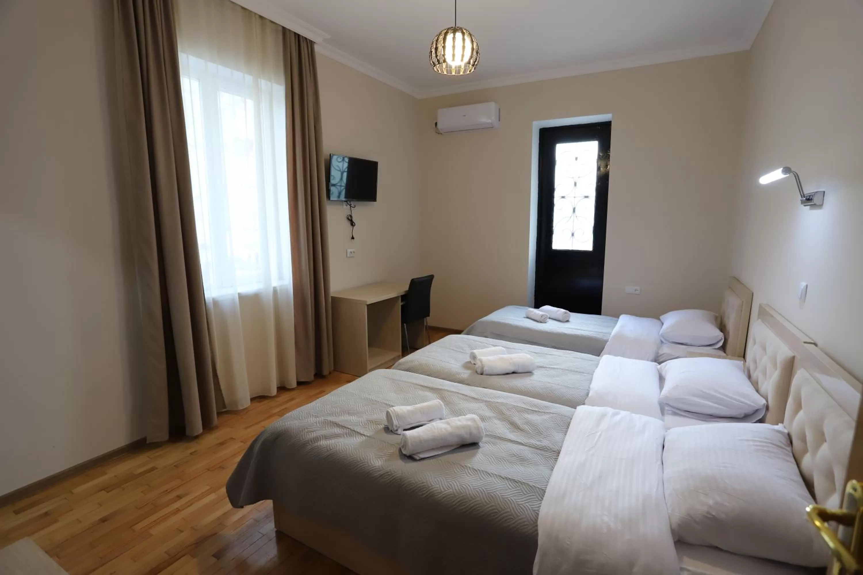 Photo of the whole room, Bed in Hotel Hollywood