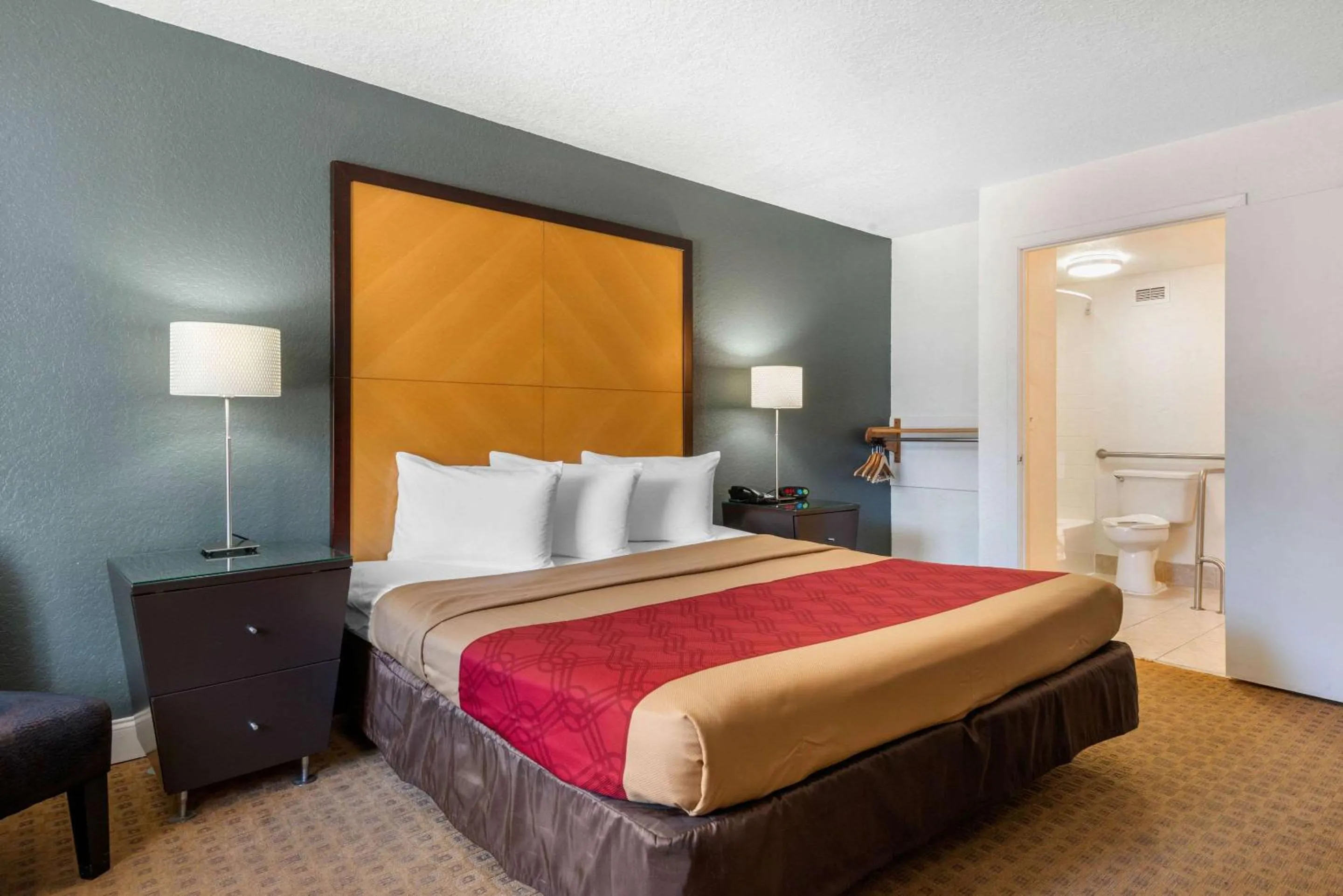 Photo of the whole room, Bed in Econo Lodge Airport - RJ Stadium