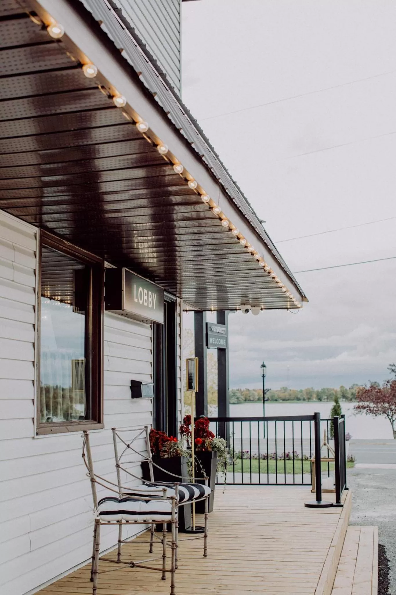 Facade/entrance in The Bayview Motel - Fort Frances, ON - Lakeside Motel