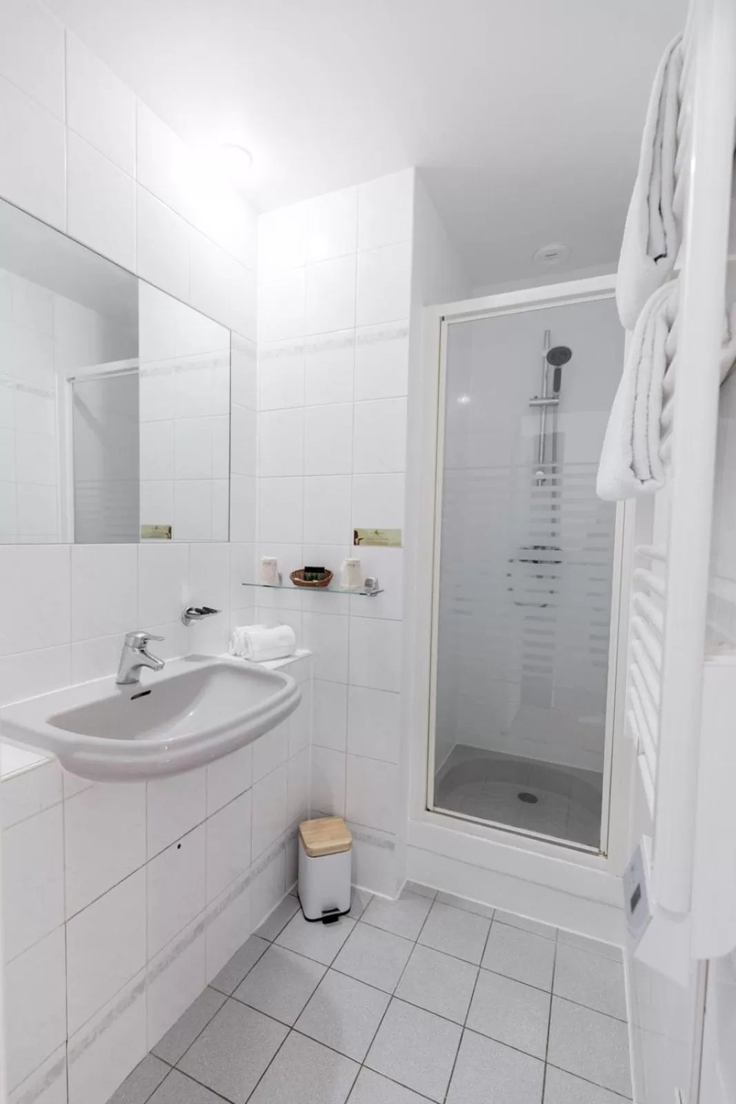 Bathroom in Hôtel Porte Mars - Reims Gare Centre Arena