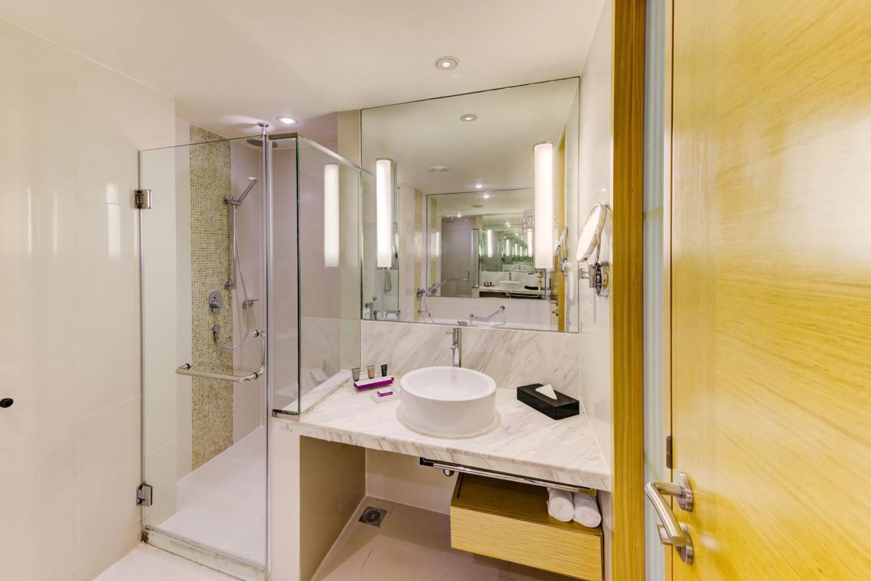 Shower in Cinnamon Grand Colombo