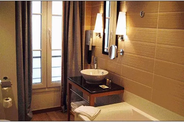 Bathroom in Windsor Opera