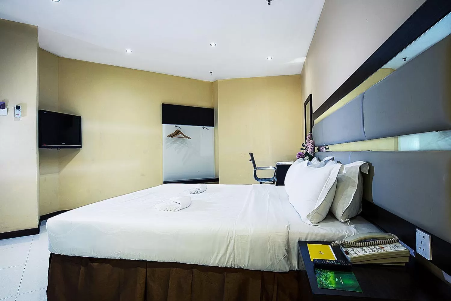 Photo of the whole room, Bed in Ixora Hotel Penang