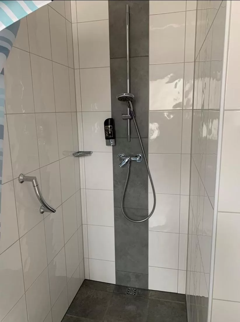 Bathroom in Hotel Deutsches Haus Lampertheim