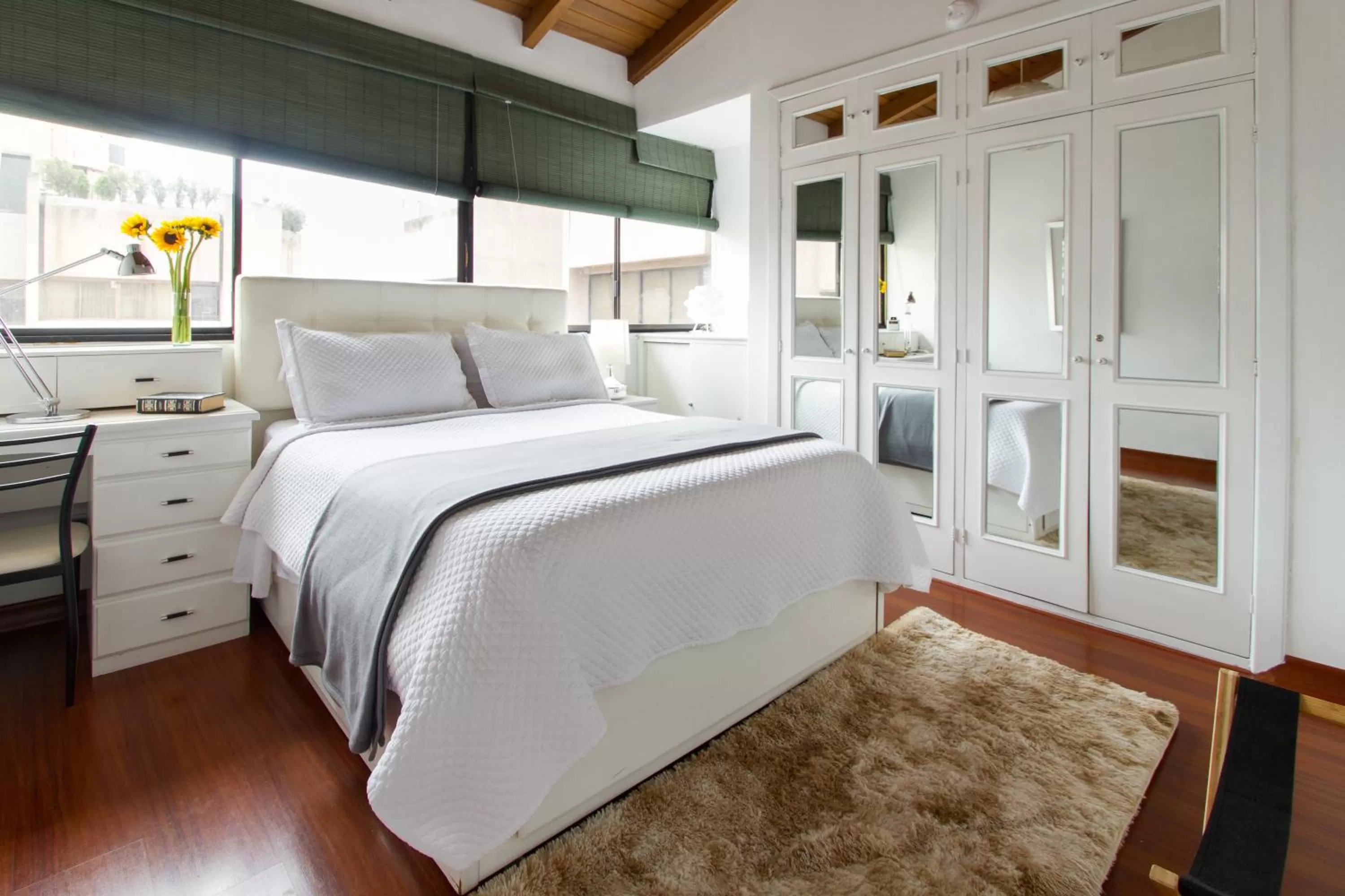 Photo of the whole room, Bed in Penthouse Lodge B&B