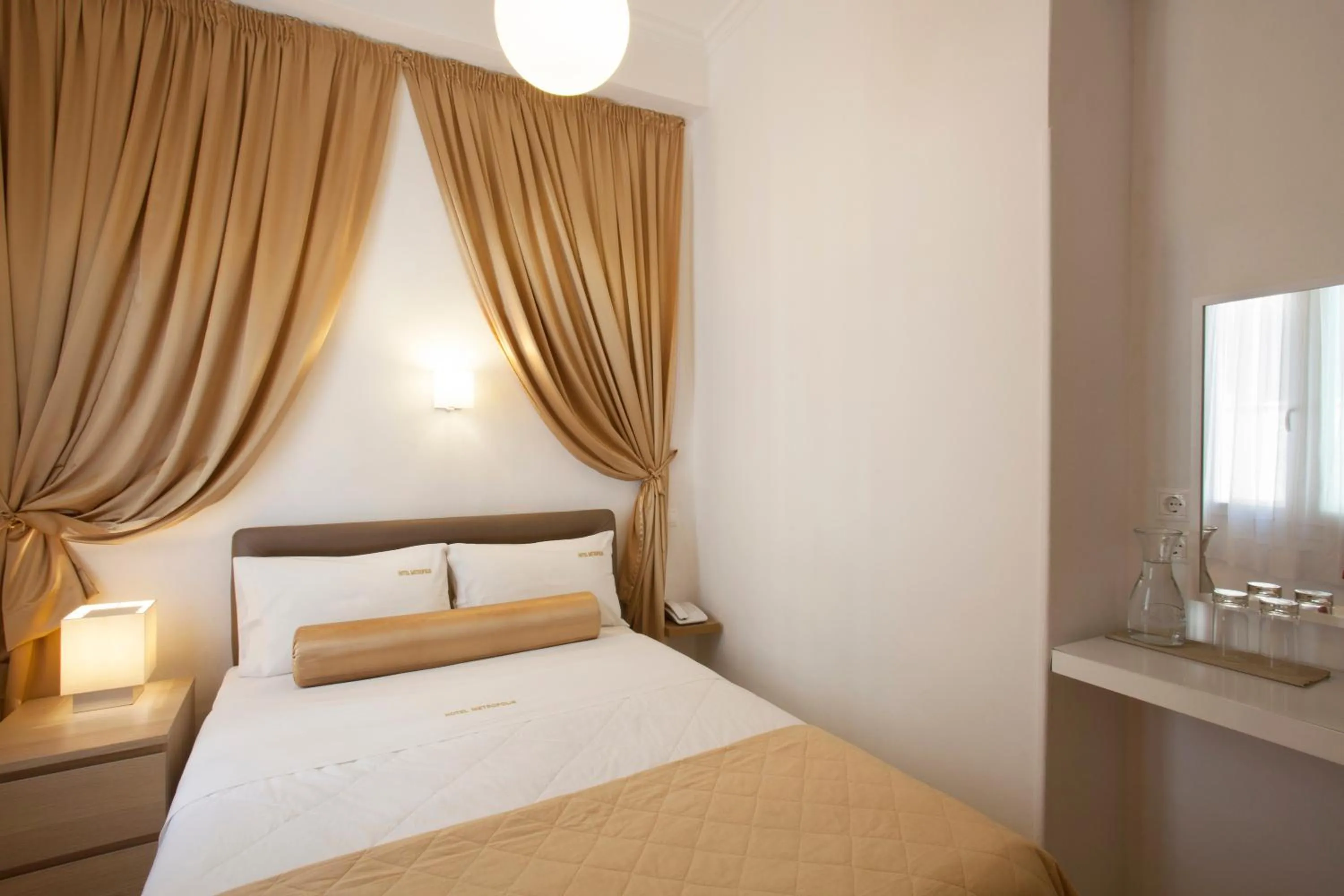 Bed in Metropolis Hotel